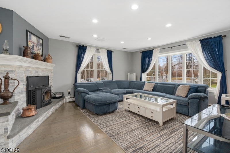 Mount Olive Twp., New Jersey, 07828, United States, 5 Bedrooms Bedrooms, ,3 BathroomsBathrooms,Residential,For Sale,2001791