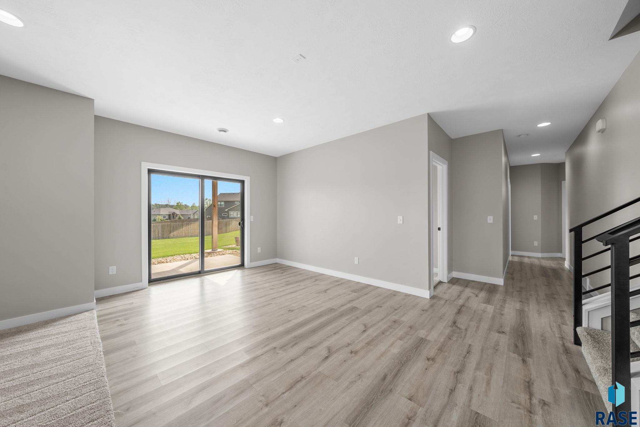 Sioux Falls, South Dakota, 57110, United States, 6 Bedrooms Bedrooms, ,4 BathroomsBathrooms,Residential,For Sale,1892157