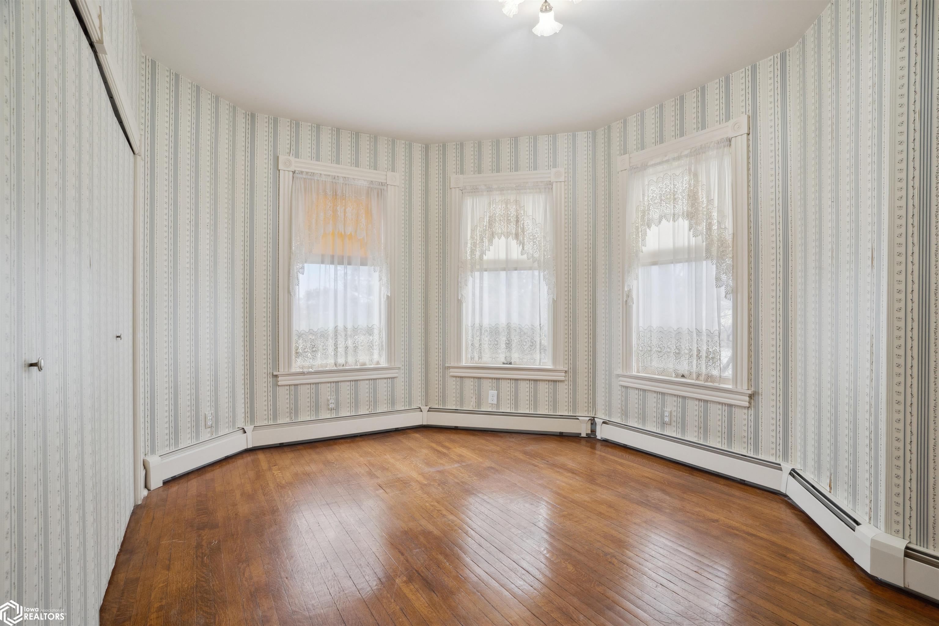 Burlington, Iowa, 52601, United States, 4 Bedrooms Bedrooms, ,3 BathroomsBathrooms,Residential,For Sale,1931272