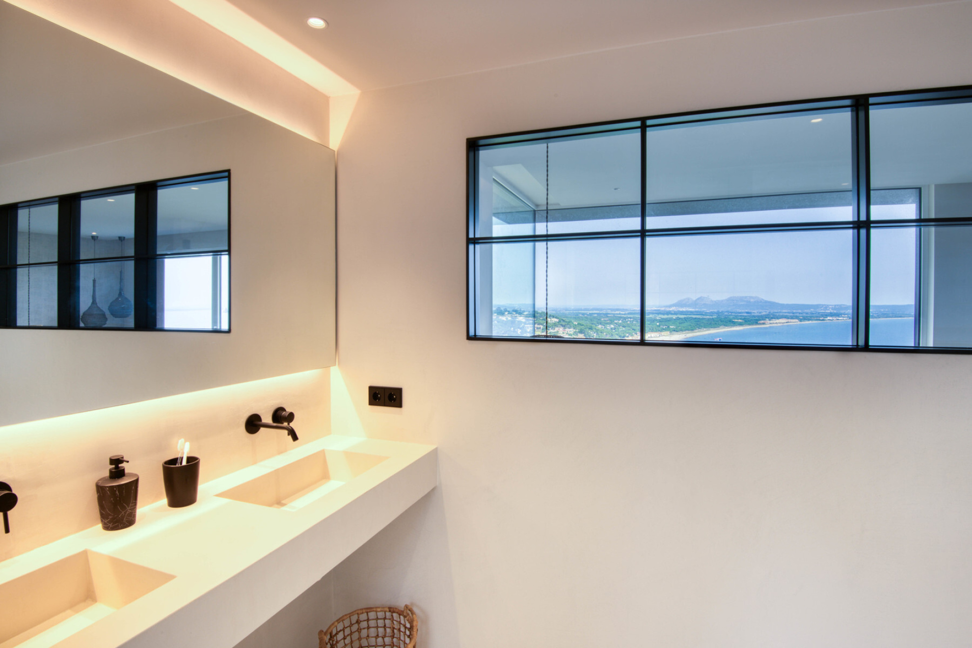  House with swimming pool and sea views in private urbanization in Sa Riera. - 物件實景