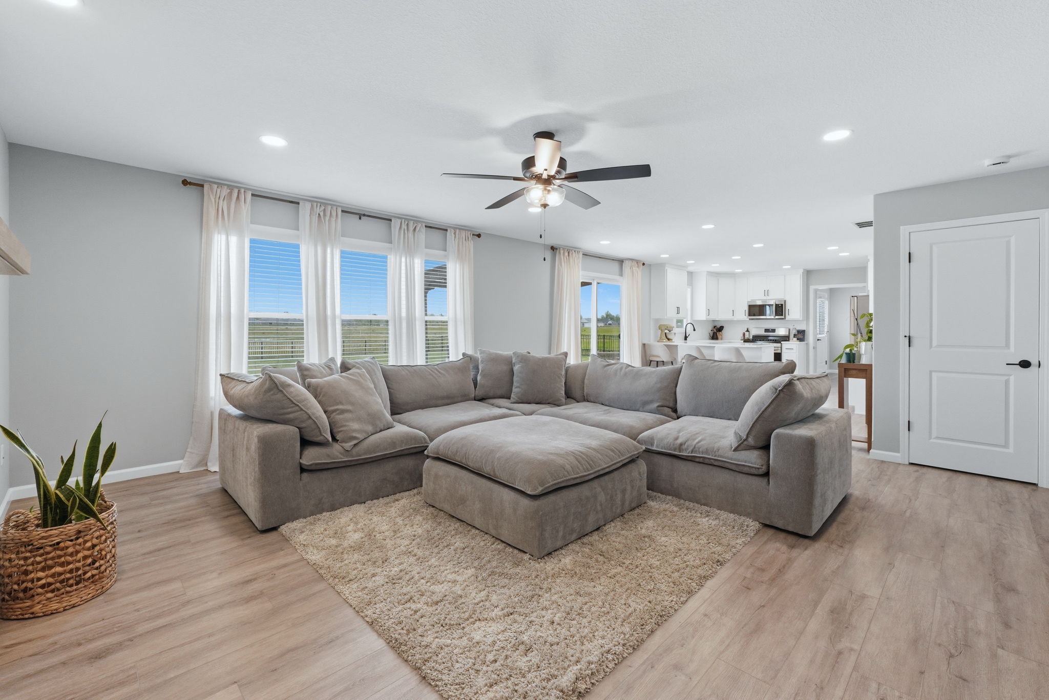  Move-in Four Bedroom Home Loaded with Upgrades - 物件實景