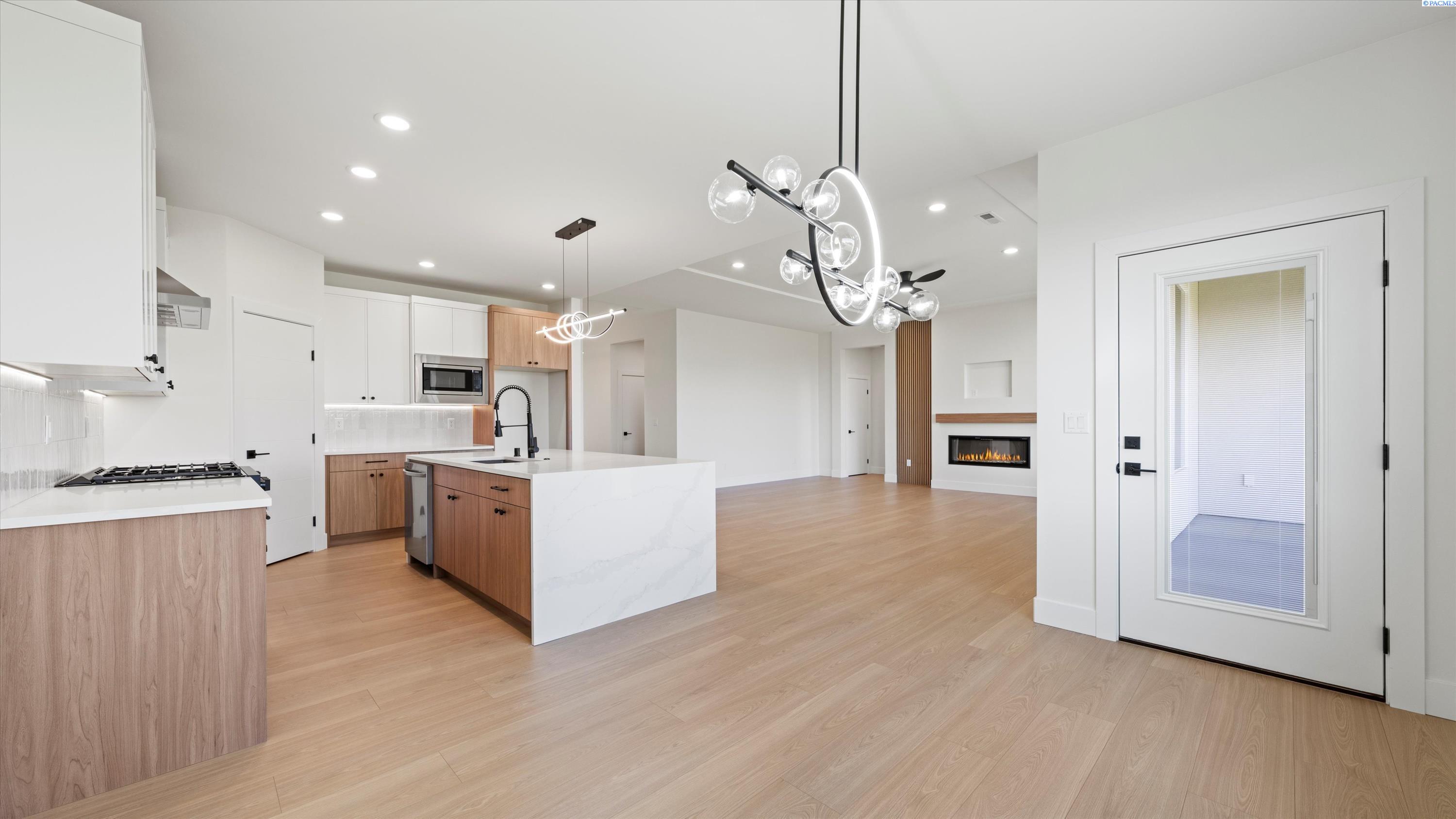 Richland, Washington, 99352, United States, 3 Bedrooms Bedrooms, ,2 BathroomsBathrooms,Residential,For Sale,2000656