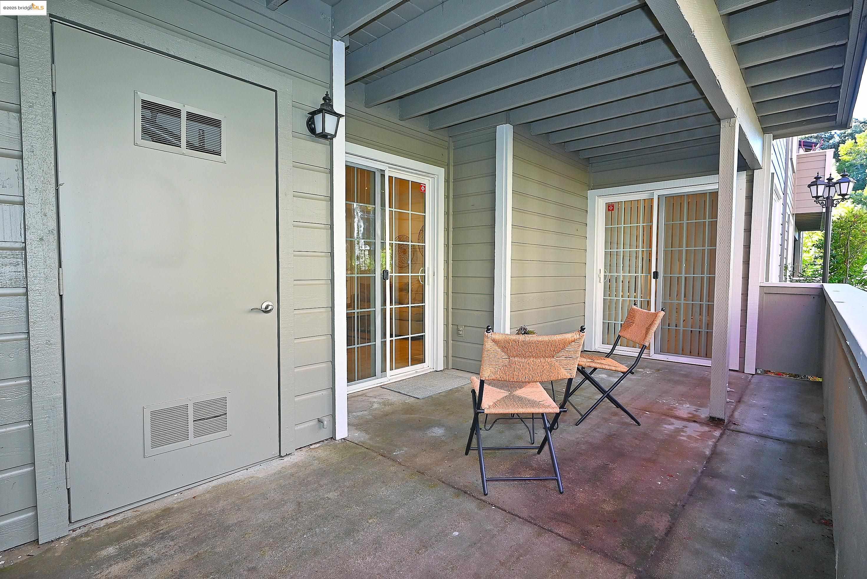 Oakland, California, 94605, United States, 2 Bedrooms Bedrooms, ,2 BathroomsBathrooms,Residential,For Sale,2000810