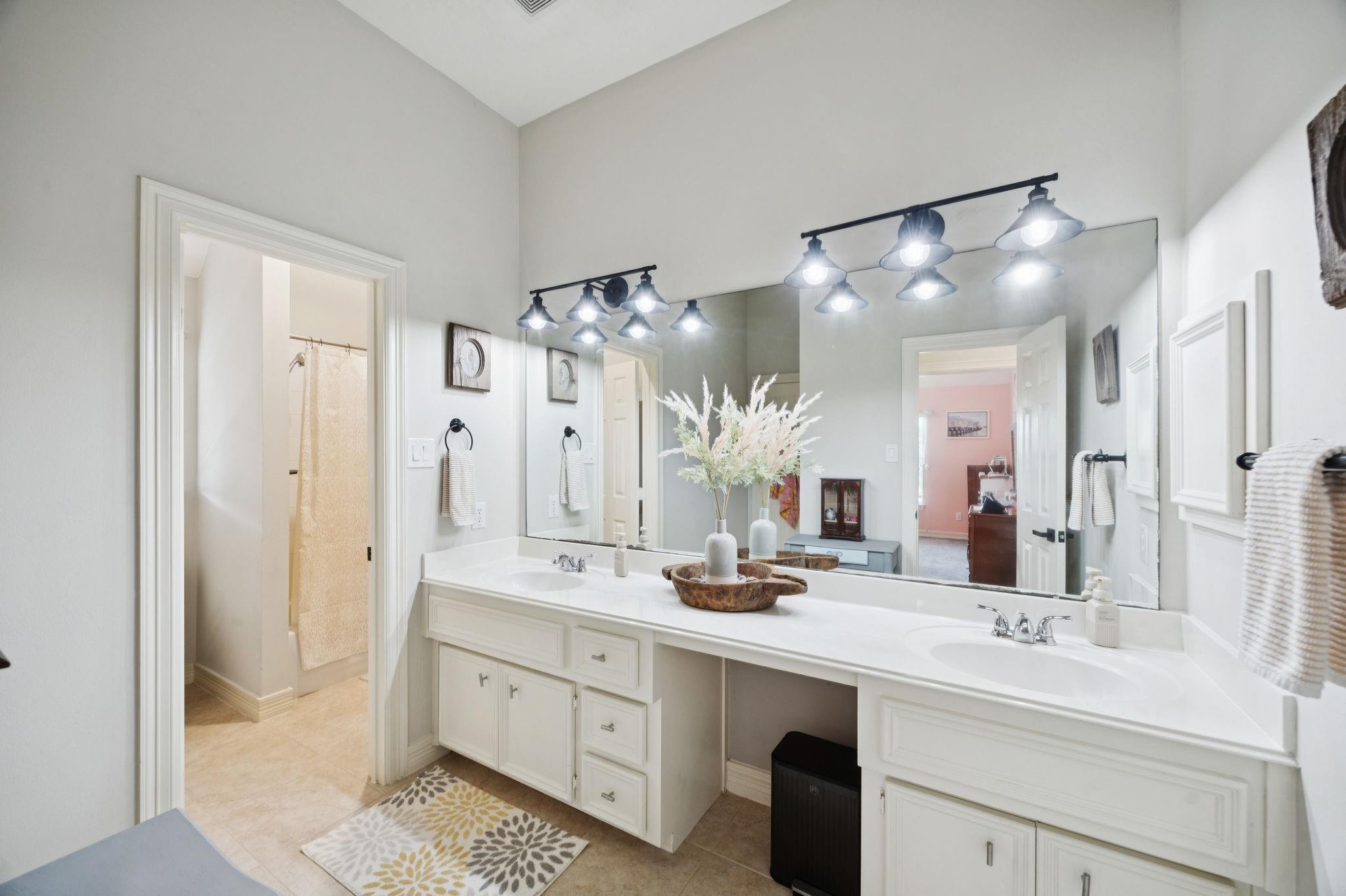 League City, Texas, 77573, United States, 5 Bedrooms Bedrooms, ,4 BathroomsBathrooms,Residential,For Sale,1868193
