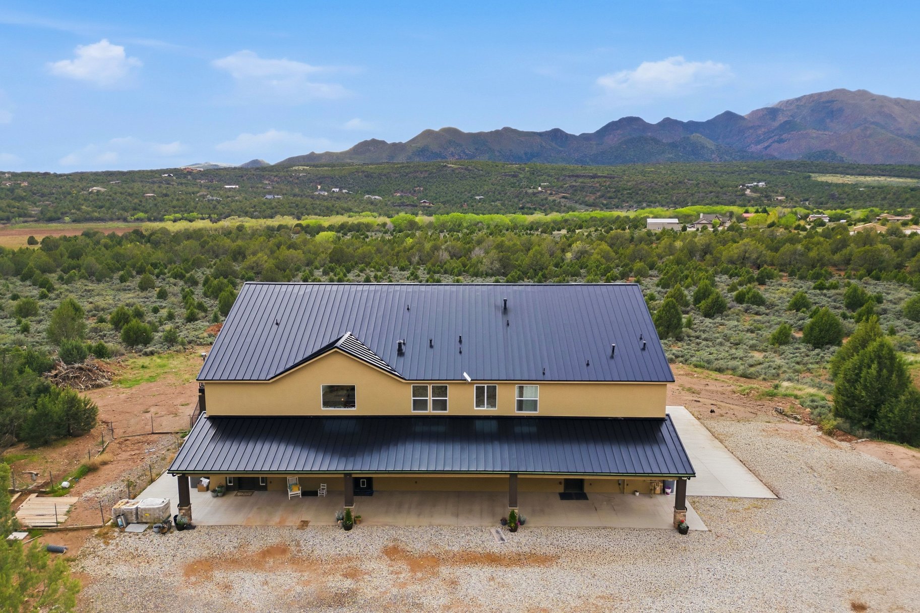  5 Acres • Two Homes In One • Horse Property With Flexible Living Options - 物件實景
