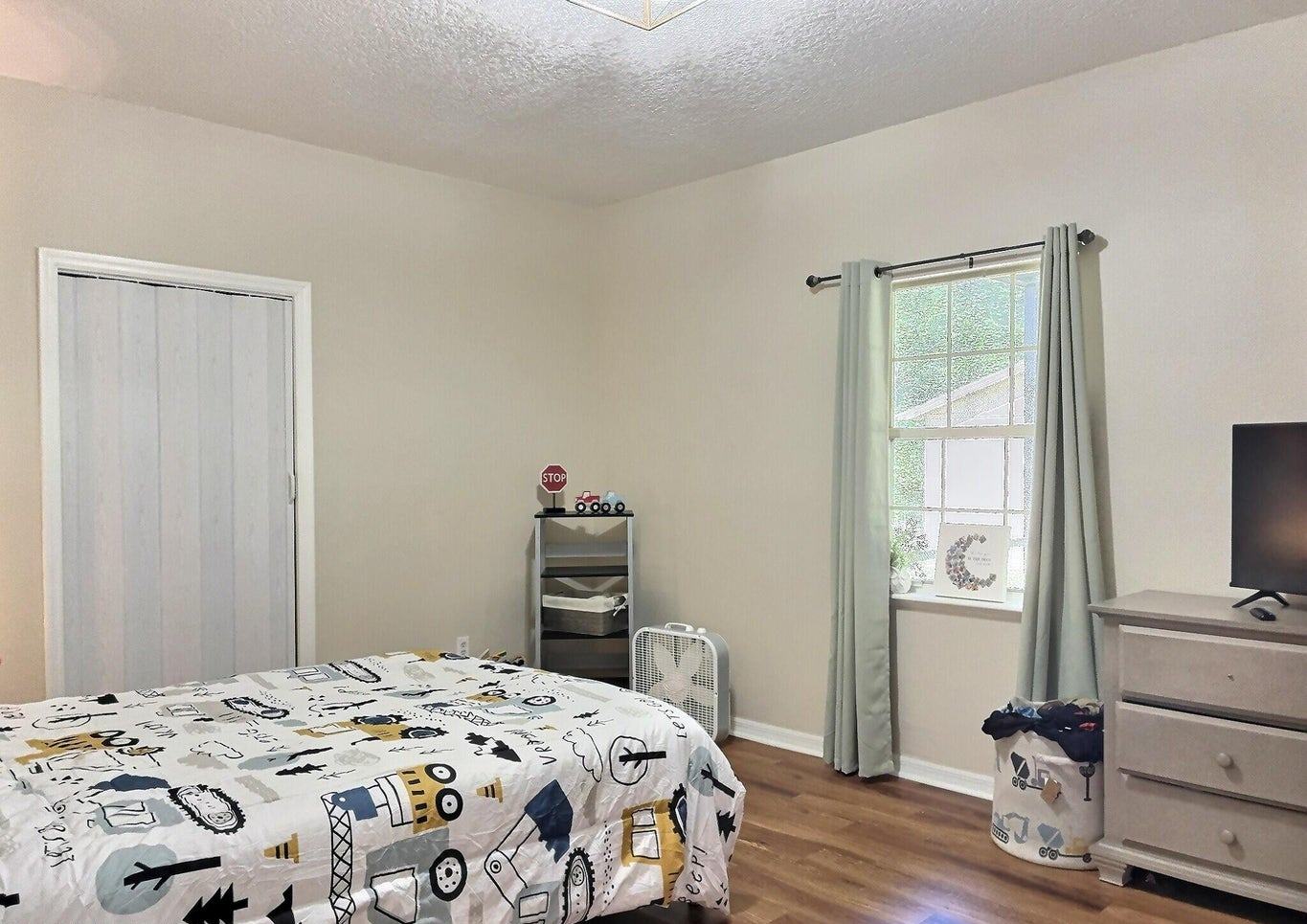 Hawthorne, Florida, 32640, United States, 5 Bedrooms Bedrooms, ,2 BathroomsBathrooms,Residential,For Sale,1903674