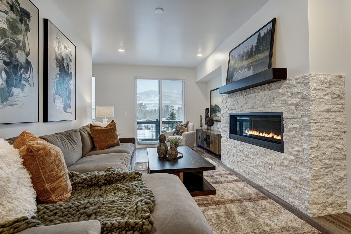 Silverthorne, Colorado, 80498, United States, 2 Bedrooms Bedrooms, ,2 BathroomsBathrooms,Residential,For Sale,1989291