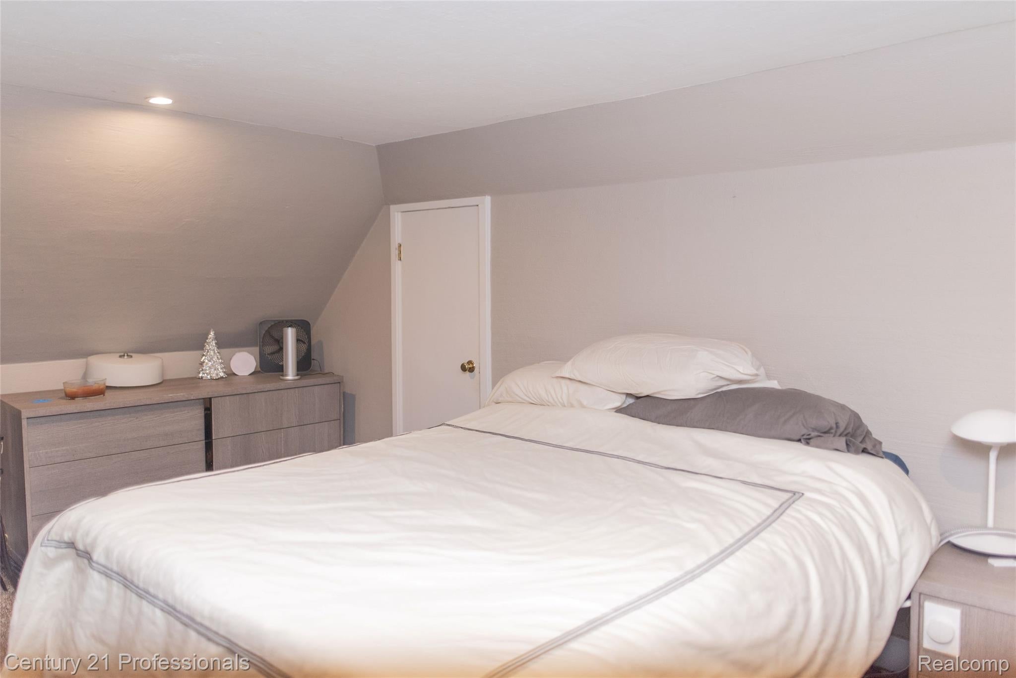 LakeOrion, Michigan, 48362, United States, 2 Bedrooms Bedrooms, ,2 BathroomsBathrooms,Residential,For Sale,2005398