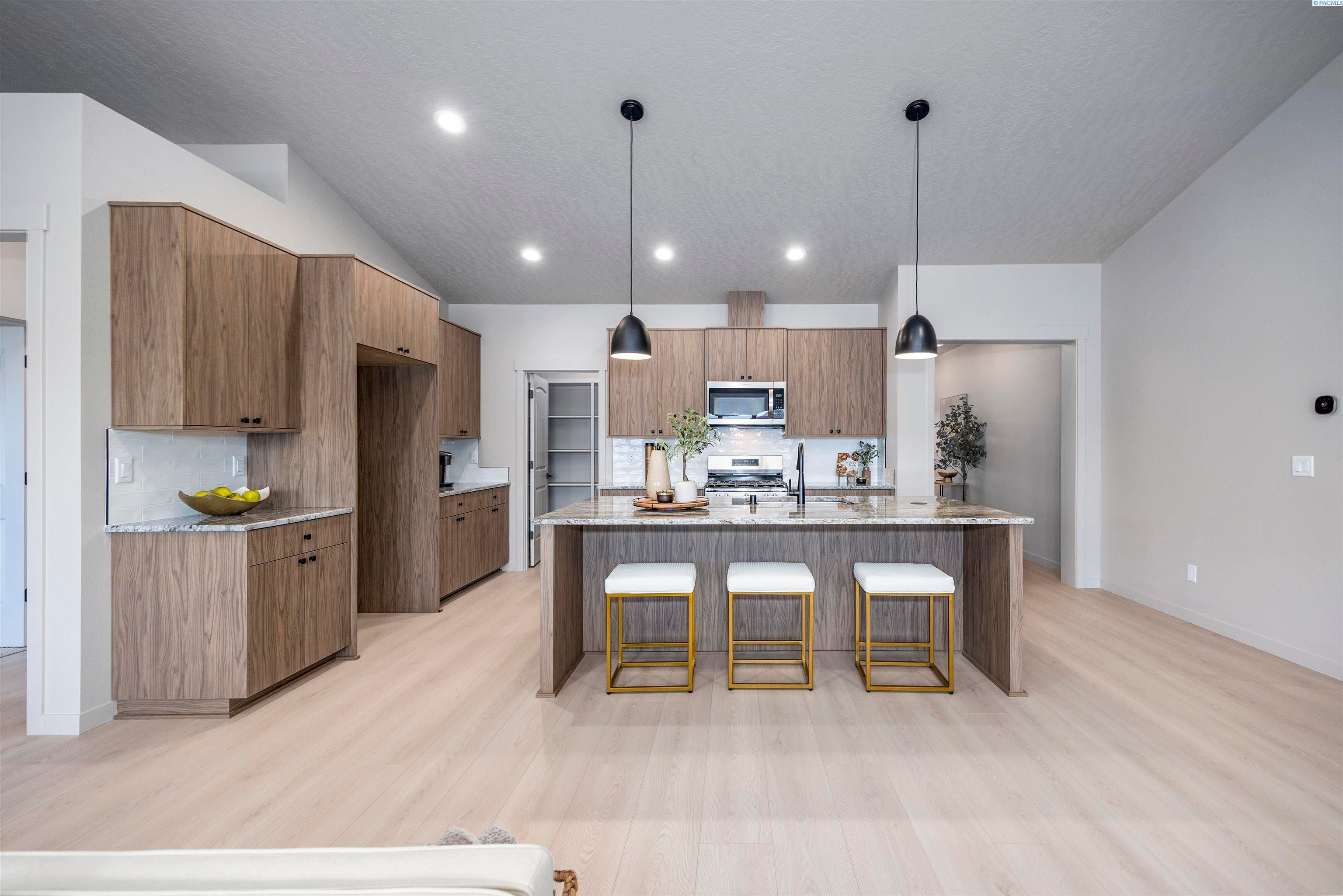 Richland, Washington, 99352, United States, 4 Bedrooms Bedrooms, ,3 BathroomsBathrooms,Residential,For Sale,1980389