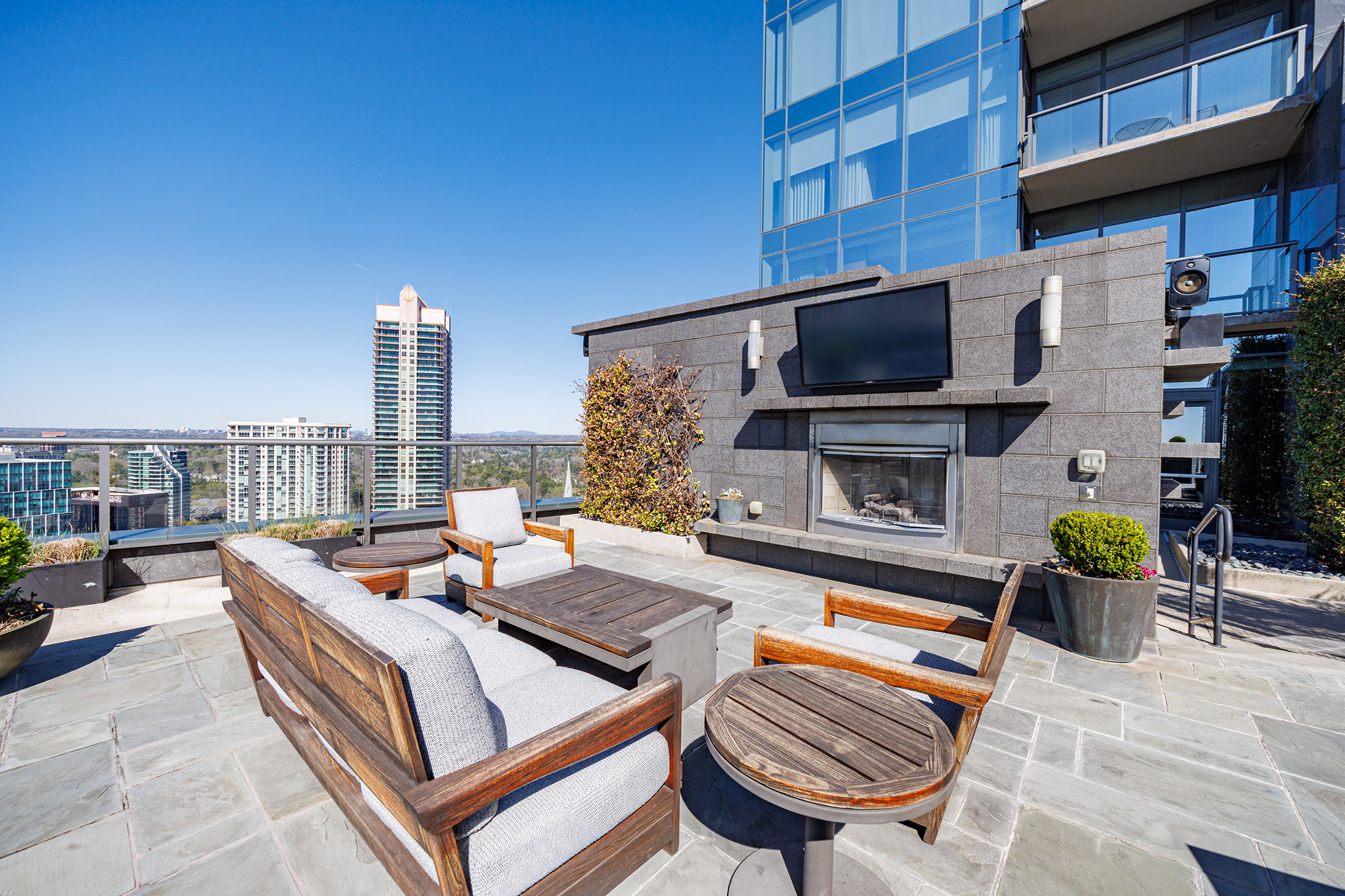  Exceptional One Bedroom Corner Residence with Sweeping Skyline Views - 物件實景