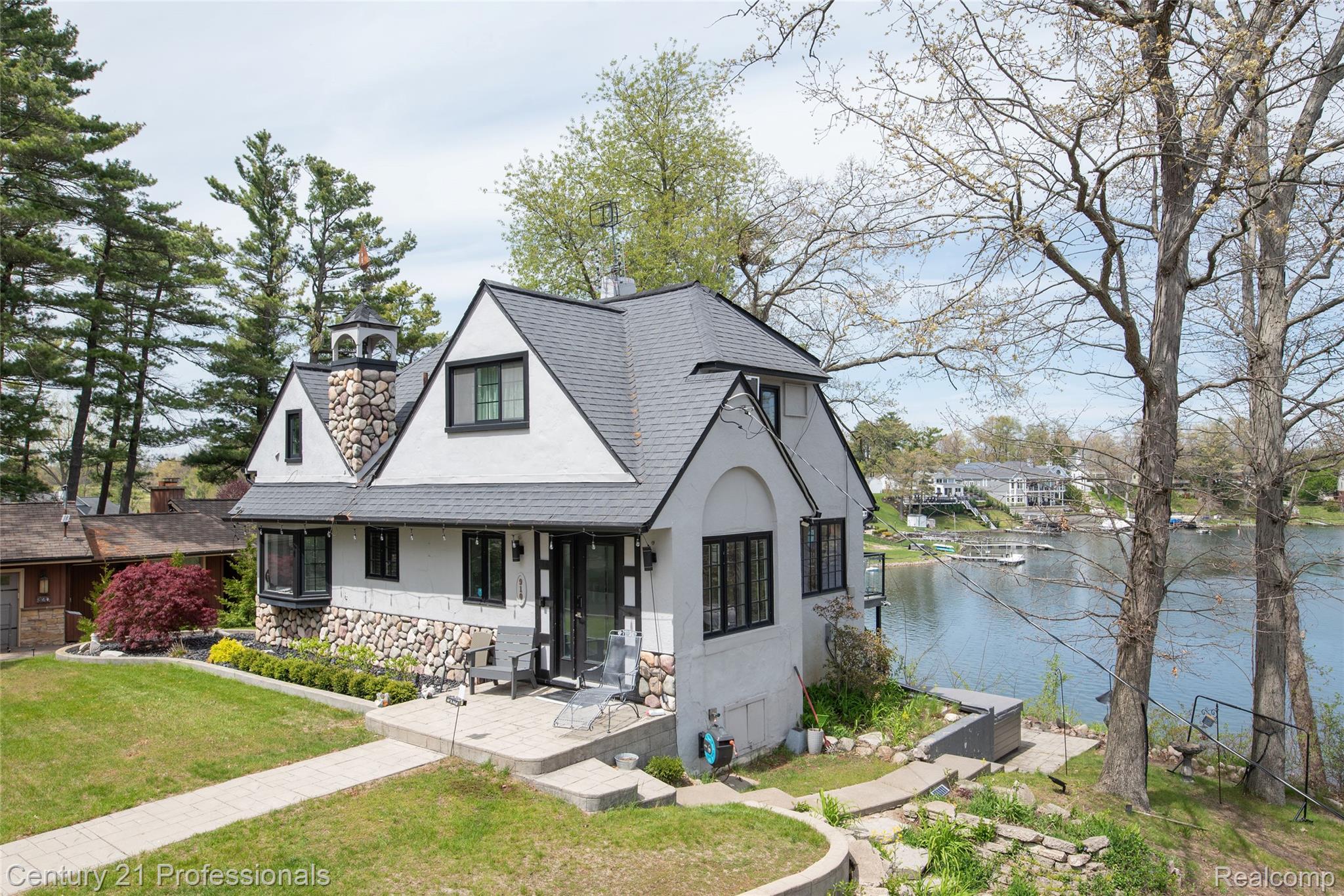 LakeOrion, Michigan, 48362, United States, 2 Bedrooms Bedrooms, ,2 BathroomsBathrooms,Residential,For Sale,2005398