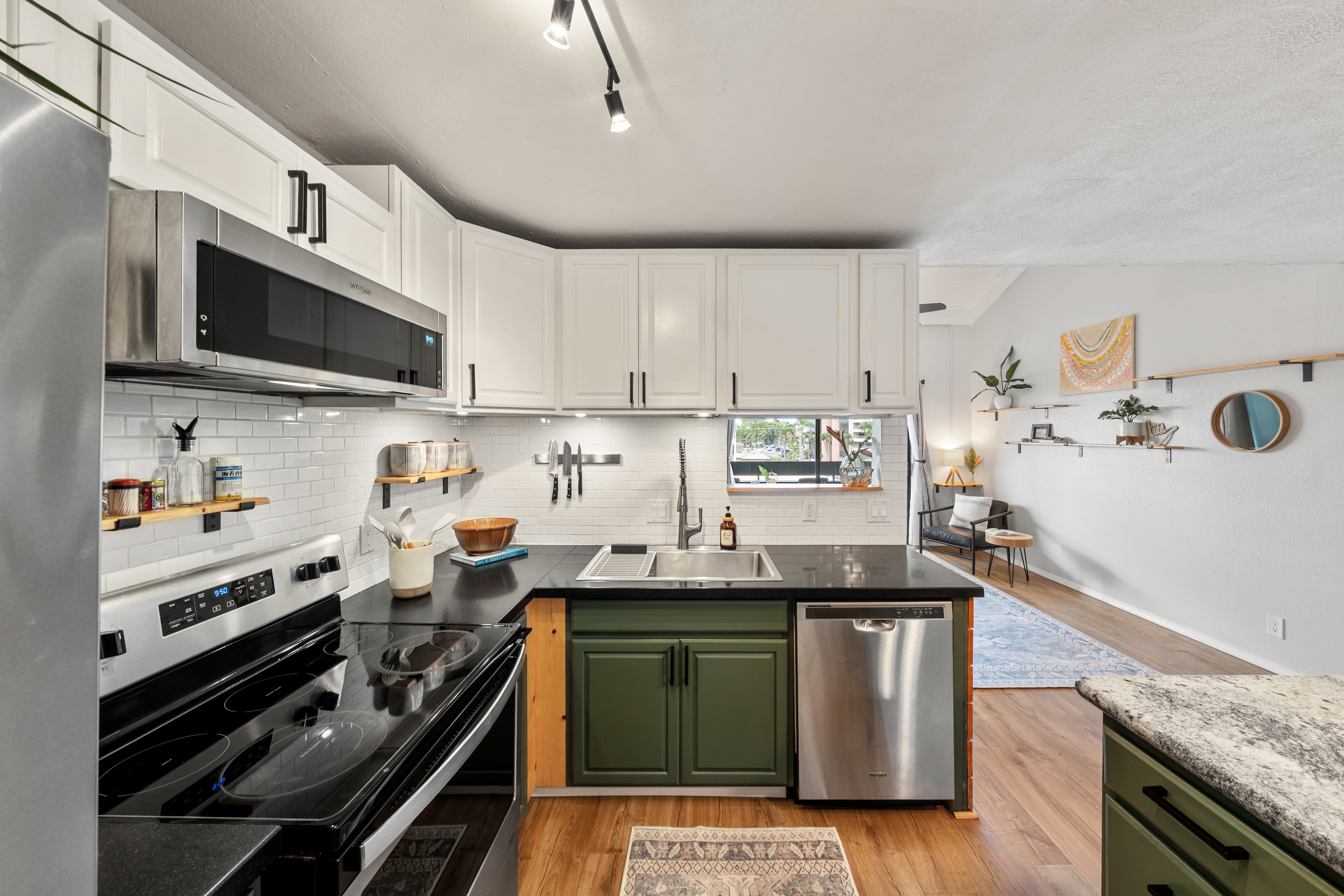  Centrally Located Living with Vaulted Ceilings and Views - 物件實景