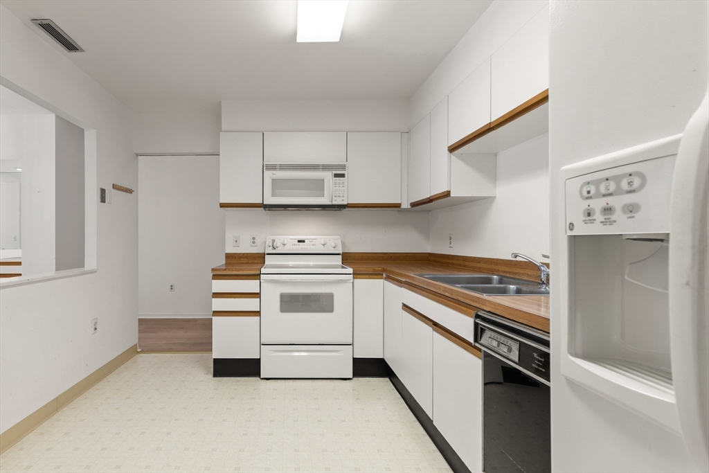 Brookline, Massachusetts, 02446, United States, 2 Bedrooms Bedrooms, ,2 BathroomsBathrooms,Residential,For Sale,1920109