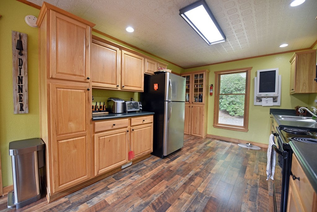 Blue Ridge, Georgia, 30513, United States, 4 Bedrooms Bedrooms, ,3 BathroomsBathrooms,Residential,For Sale,1889495