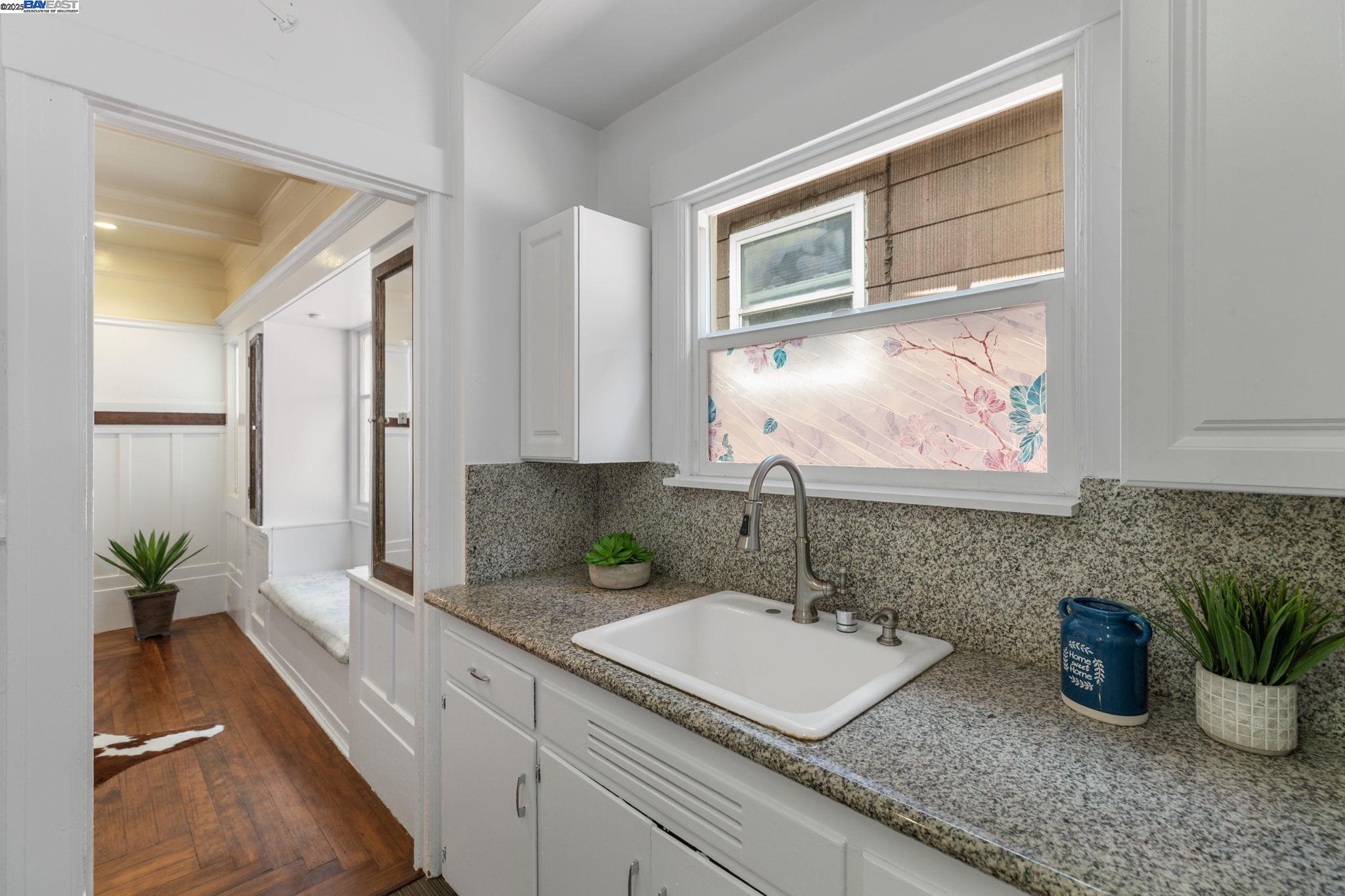 Oakland, California, 94606, United States, 3 Bedrooms Bedrooms, ,2 BathroomsBathrooms,Residential,For Sale,1839089