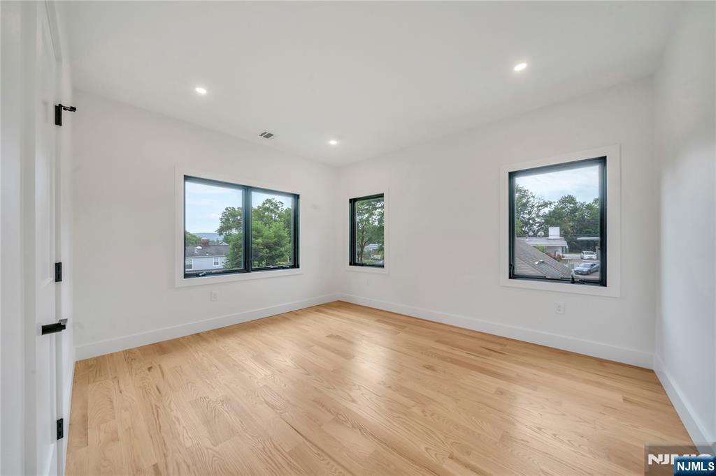 Northvale, New Jersey, 07647, United States, 6 Bedrooms Bedrooms, ,6 BathroomsBathrooms,Residential,For Sale,2003296