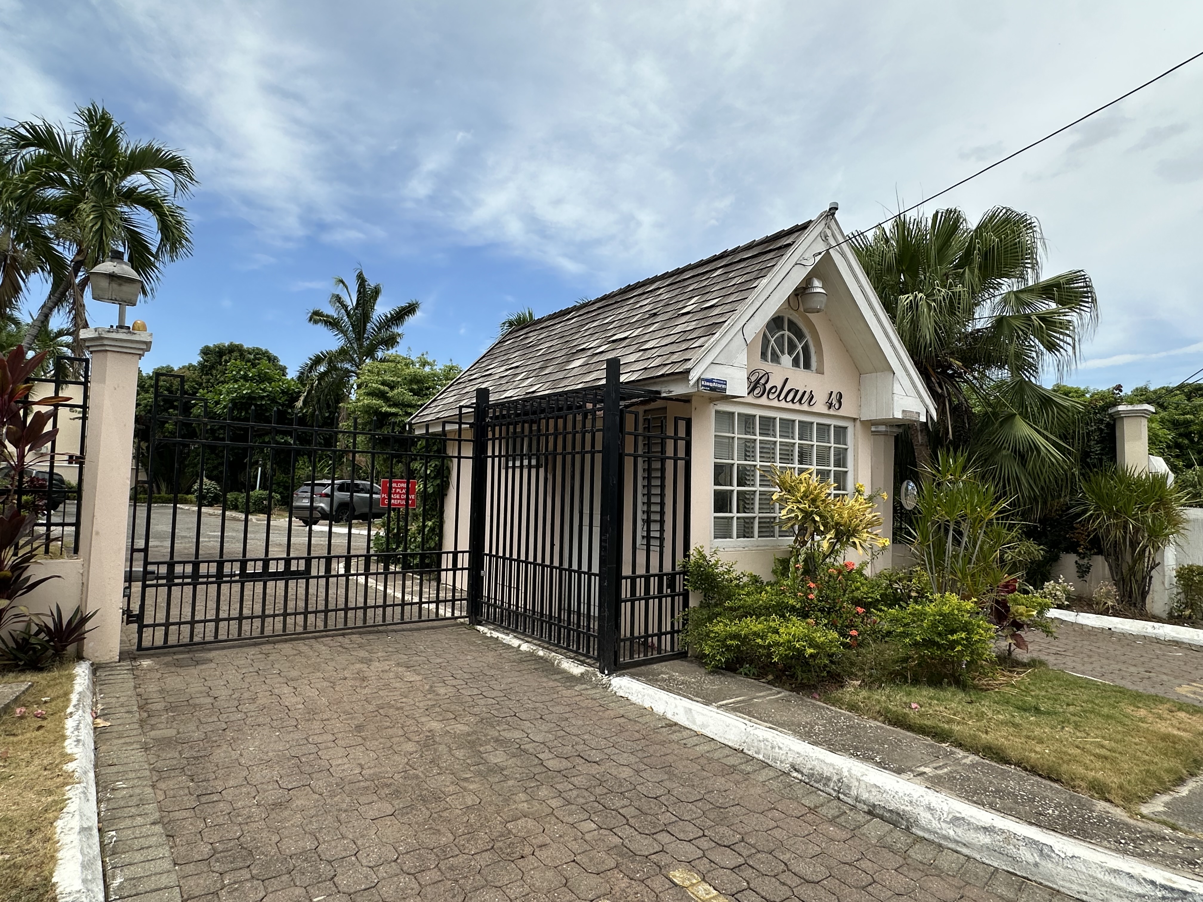 Kingston 6, JM, 3 Bedrooms Bedrooms, ,4 BathroomsBathrooms,Residential,For Sale,1901284