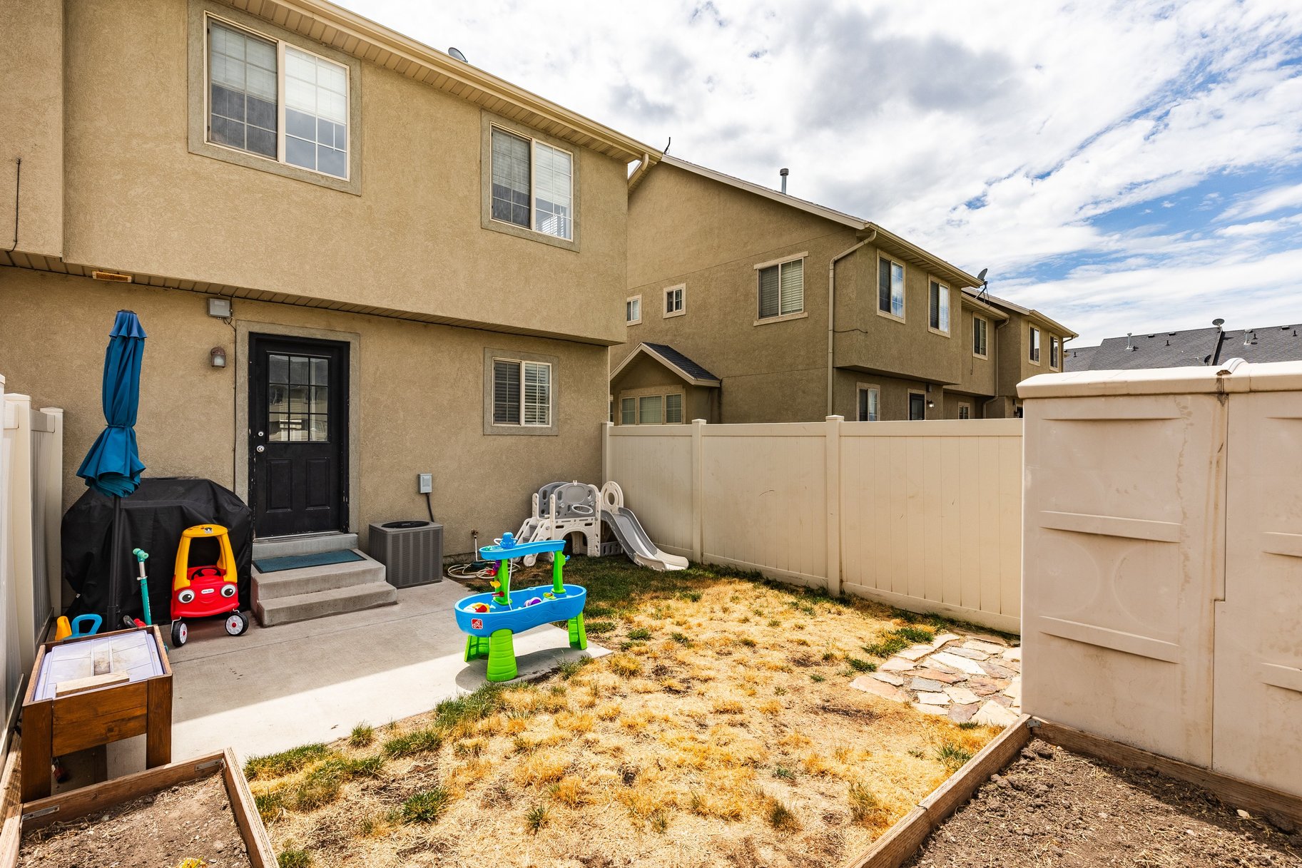  End Row Townhome in Highly Desired Location - 物件實景