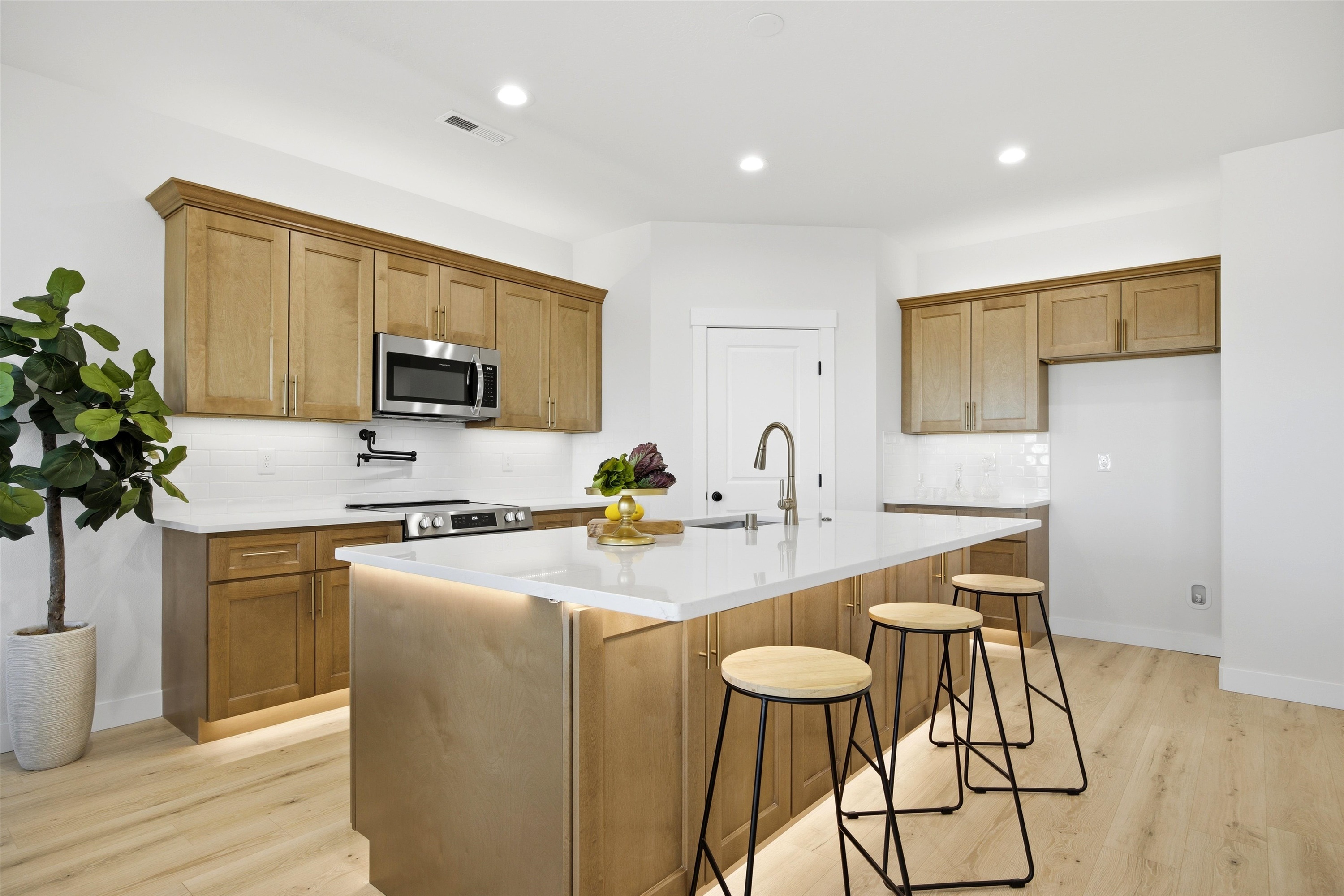  New 5-Bed Home w/ Daylight Basement & 3-Car Garage - 物件實景