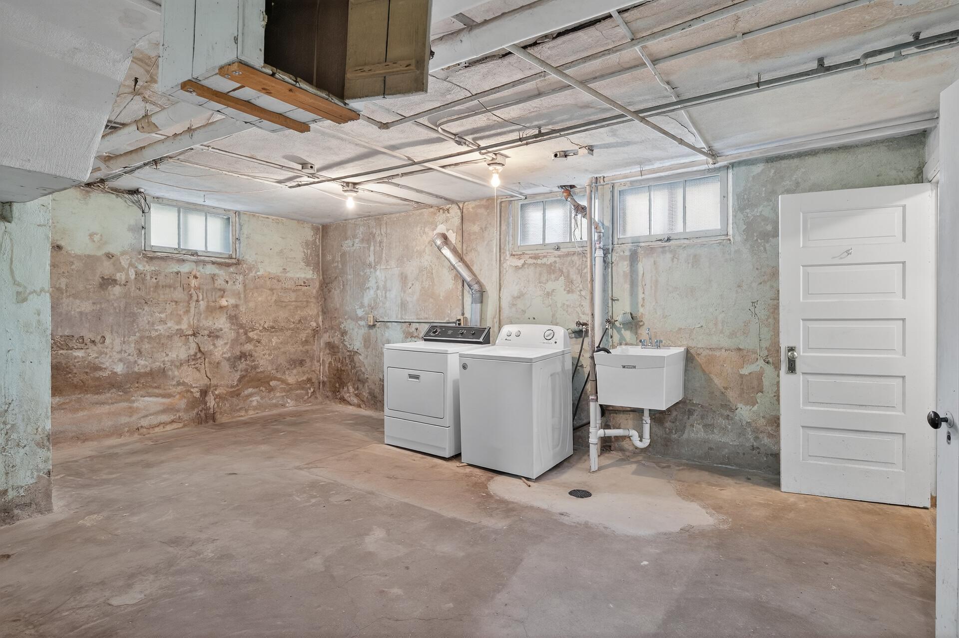 Minneapolis, Minnesota, 55409, United States, 4 Bedrooms Bedrooms, ,2 BathroomsBathrooms,Residential,For Sale,1959078
