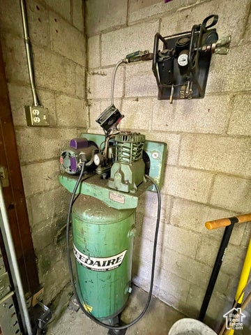 Holladay, Utah, 84121, United States, 4 Bedrooms Bedrooms, ,3 BathroomsBathrooms,Residential,For Sale,1984461