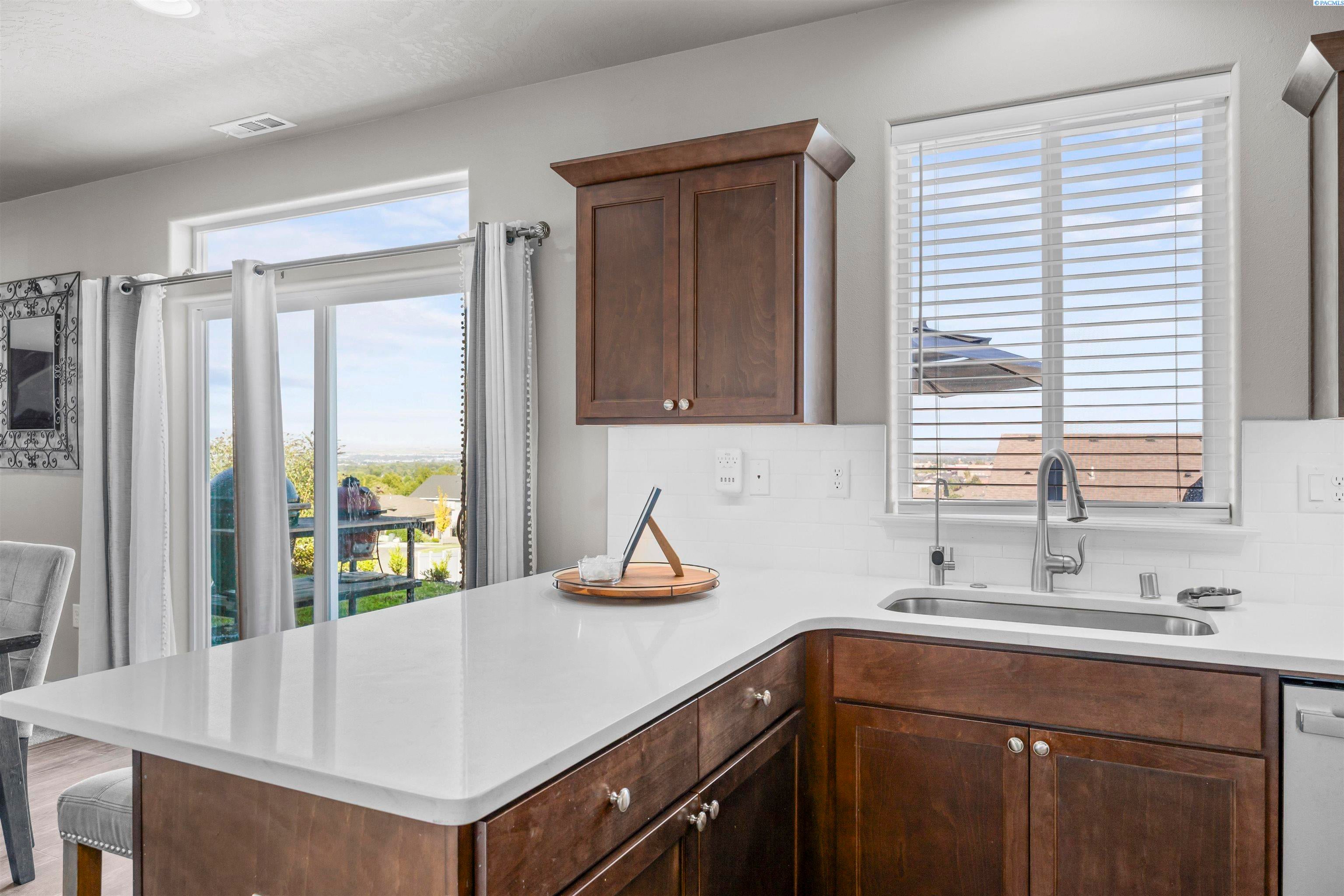 Kennewick, Washington, 99338, United States, 5 Bedrooms Bedrooms, ,3 BathroomsBathrooms,Residential,For Sale,1914232