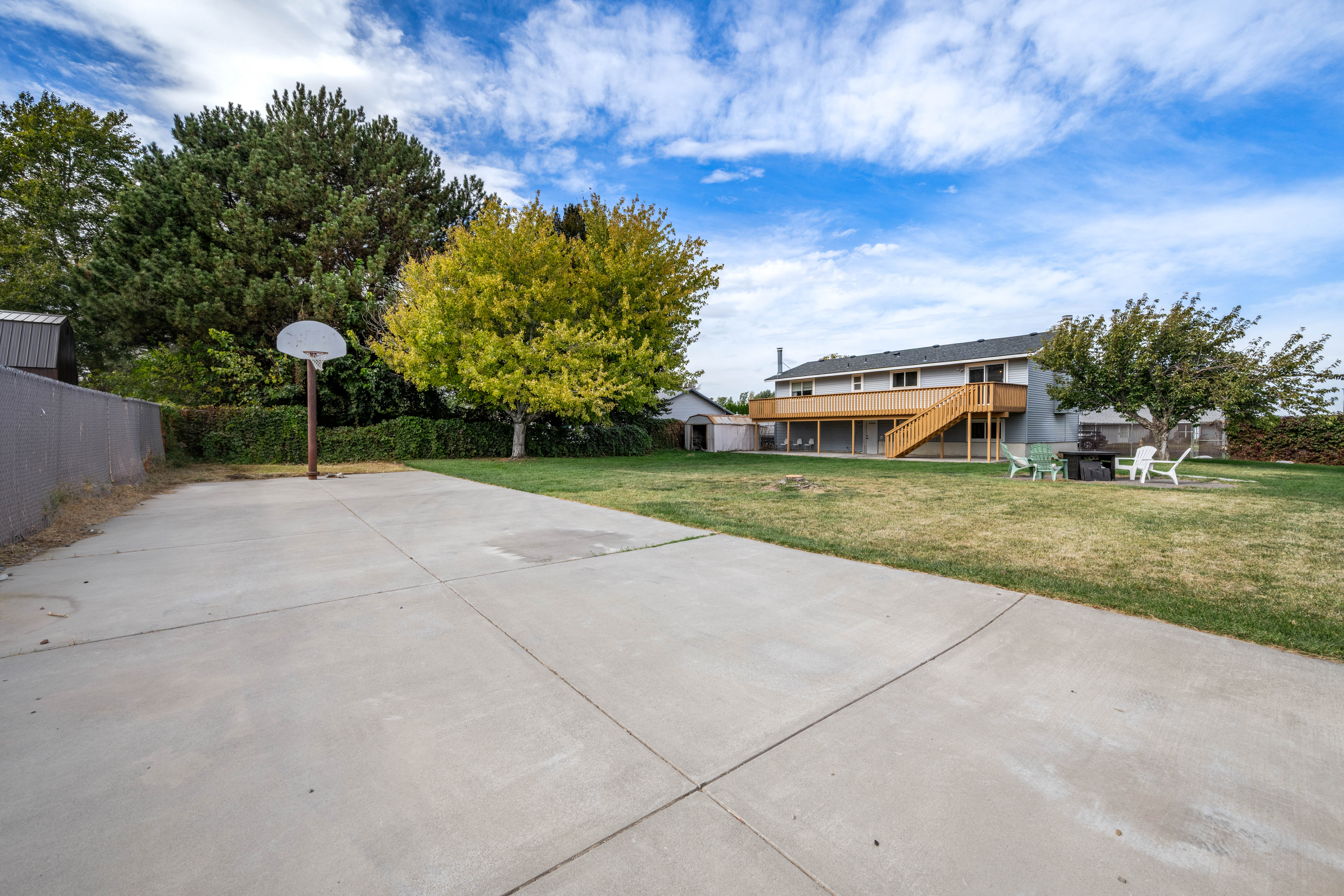  RV Parking / Sport Court/ Room for shop - 物件實景