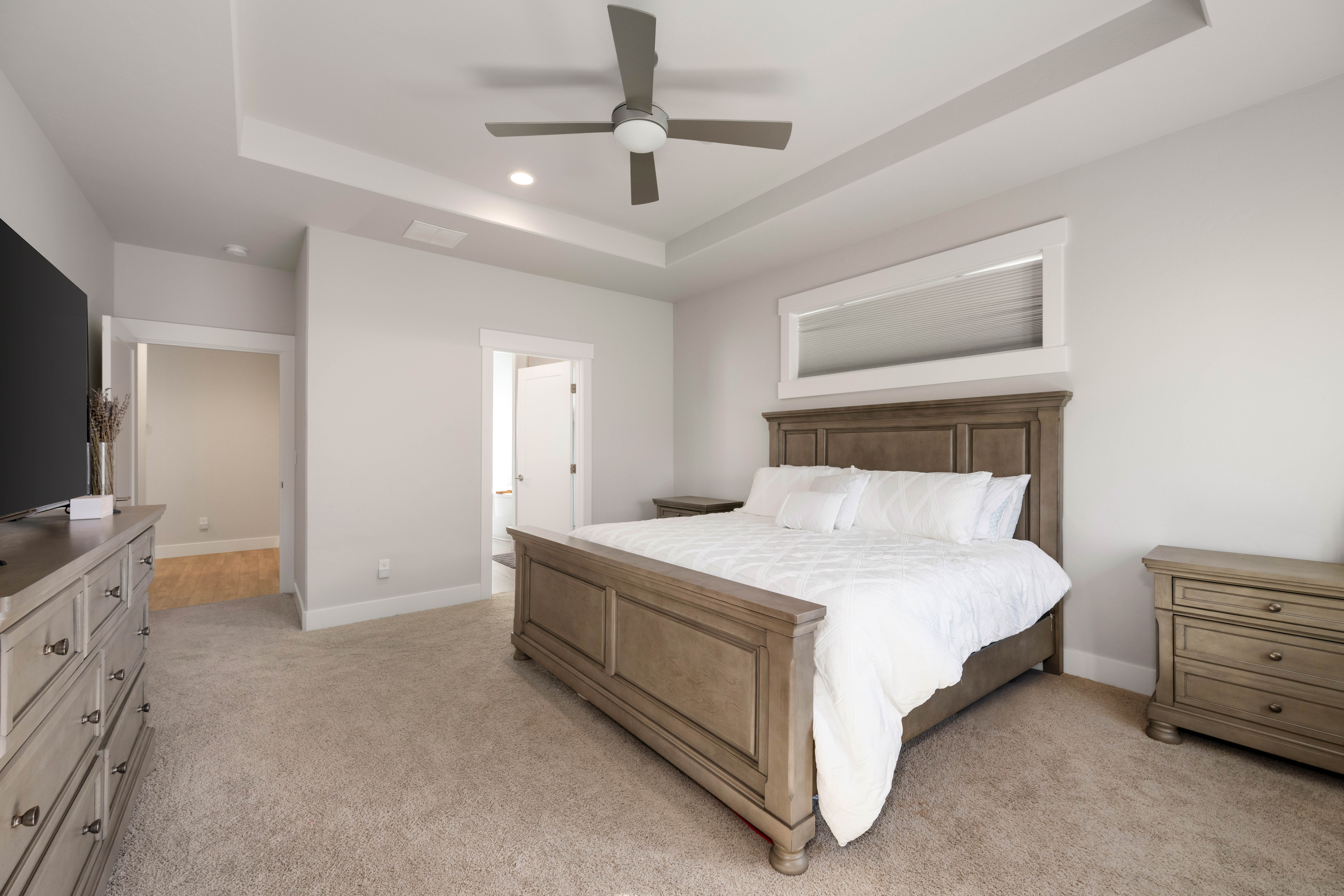  Coffered Ceilings, 2020 Build, One Level - 物件實景