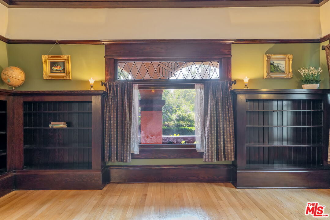 Los Angeles, California, 90006, United States, 6 Bedrooms Bedrooms, ,5 BathroomsBathrooms,Residential,For Sale,1883118