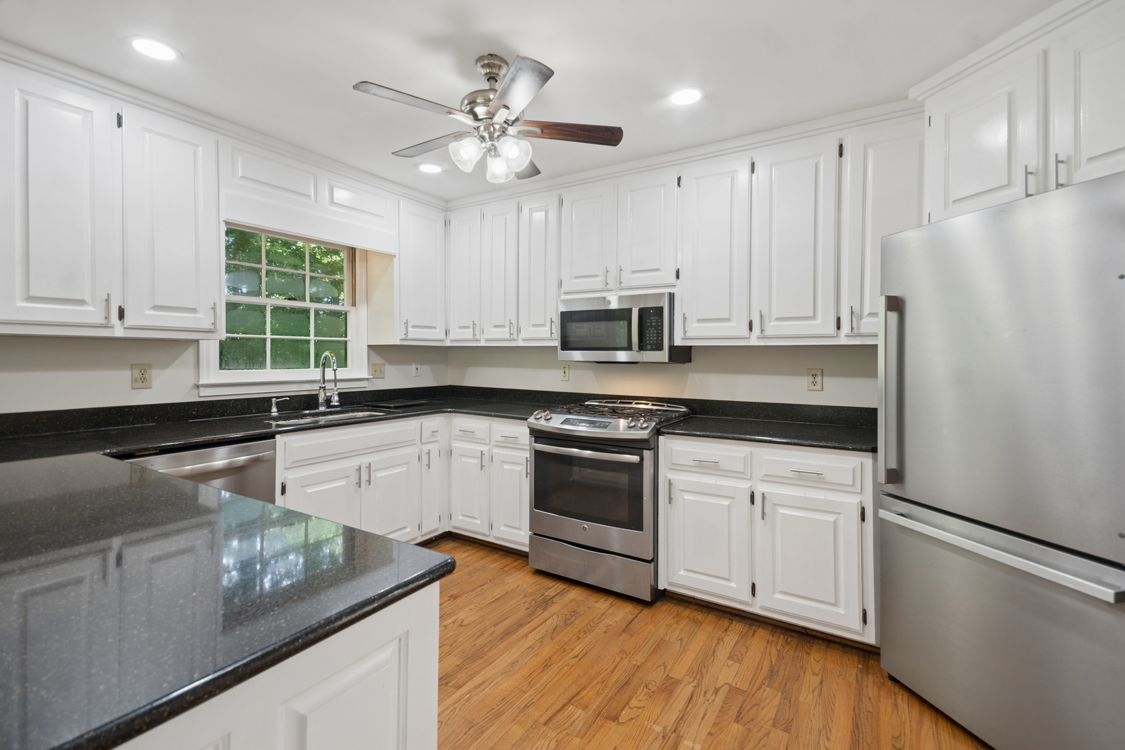  Beautifully Refreshed Ranch Nestled on an Expansive Cul-de-sac Lot - 物件實景