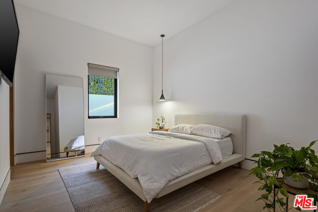 Los Angeles, California, 90049, United States, 4 Bedrooms Bedrooms, ,5 BathroomsBathrooms,Residential,For Sale,1862276
