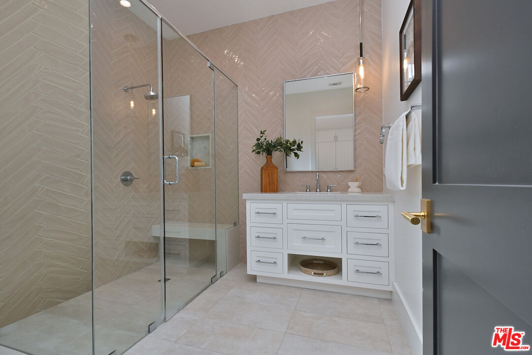 Encino, California, 91316, United States, 4 Bedrooms Bedrooms, ,5 BathroomsBathrooms,Residential,For Sale,2002982