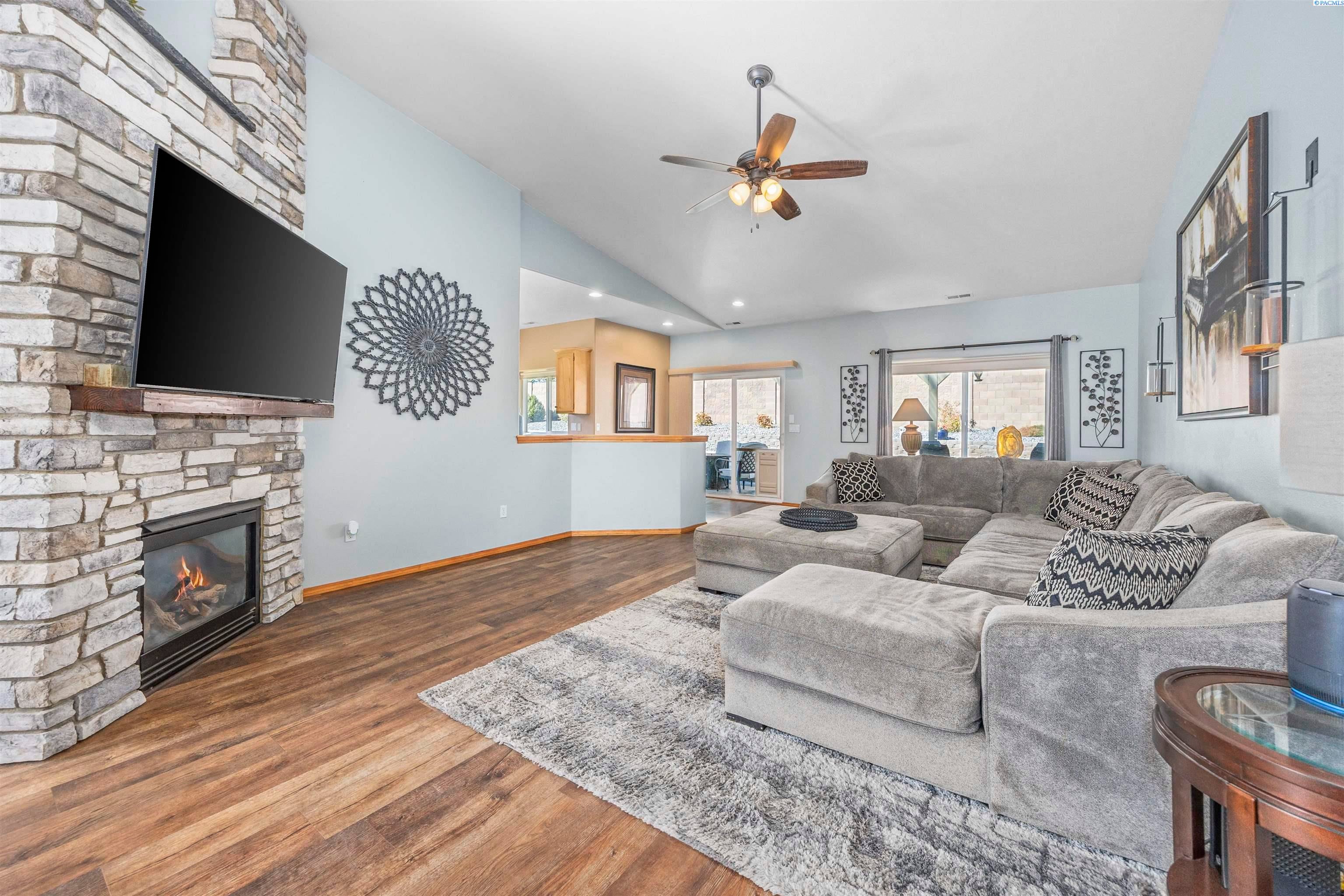 Kennewick, Washington, 99338, United States, 4 Bedrooms Bedrooms, ,2 BathroomsBathrooms,Residential,For Sale,1981833