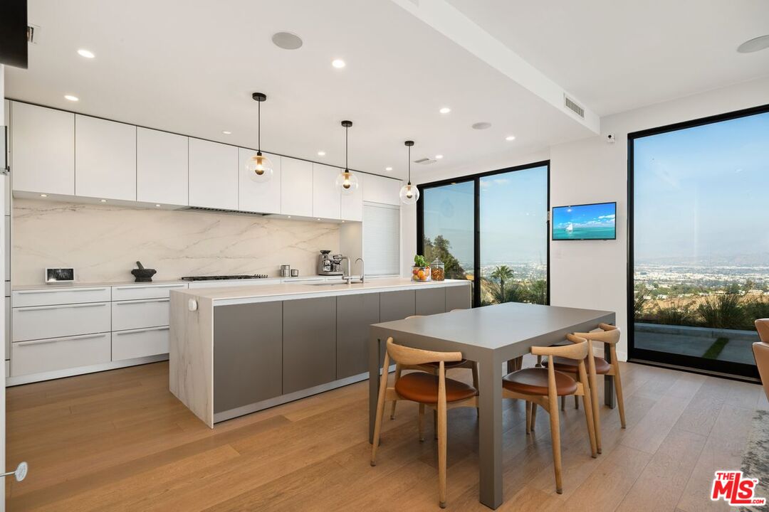 Los Angeles, California, 90046, United States, 5 Bedrooms Bedrooms, ,6 BathroomsBathrooms,Residential,For Sale,1897072