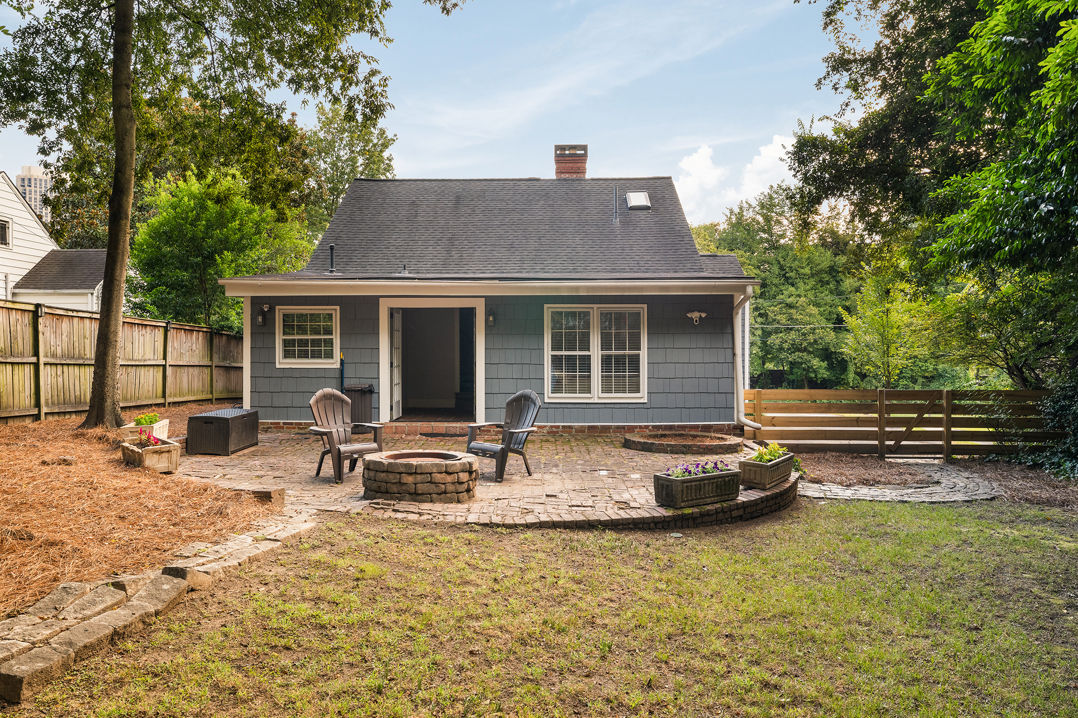  Charming Bungalow in the Heart of Sought-after Brookwood - 物件實景