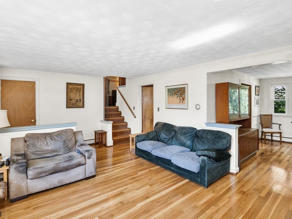 Waltham, Massachusetts, 02452, United States, 4 Bedrooms Bedrooms, ,2 BathroomsBathrooms,Residential,For Sale,1939340