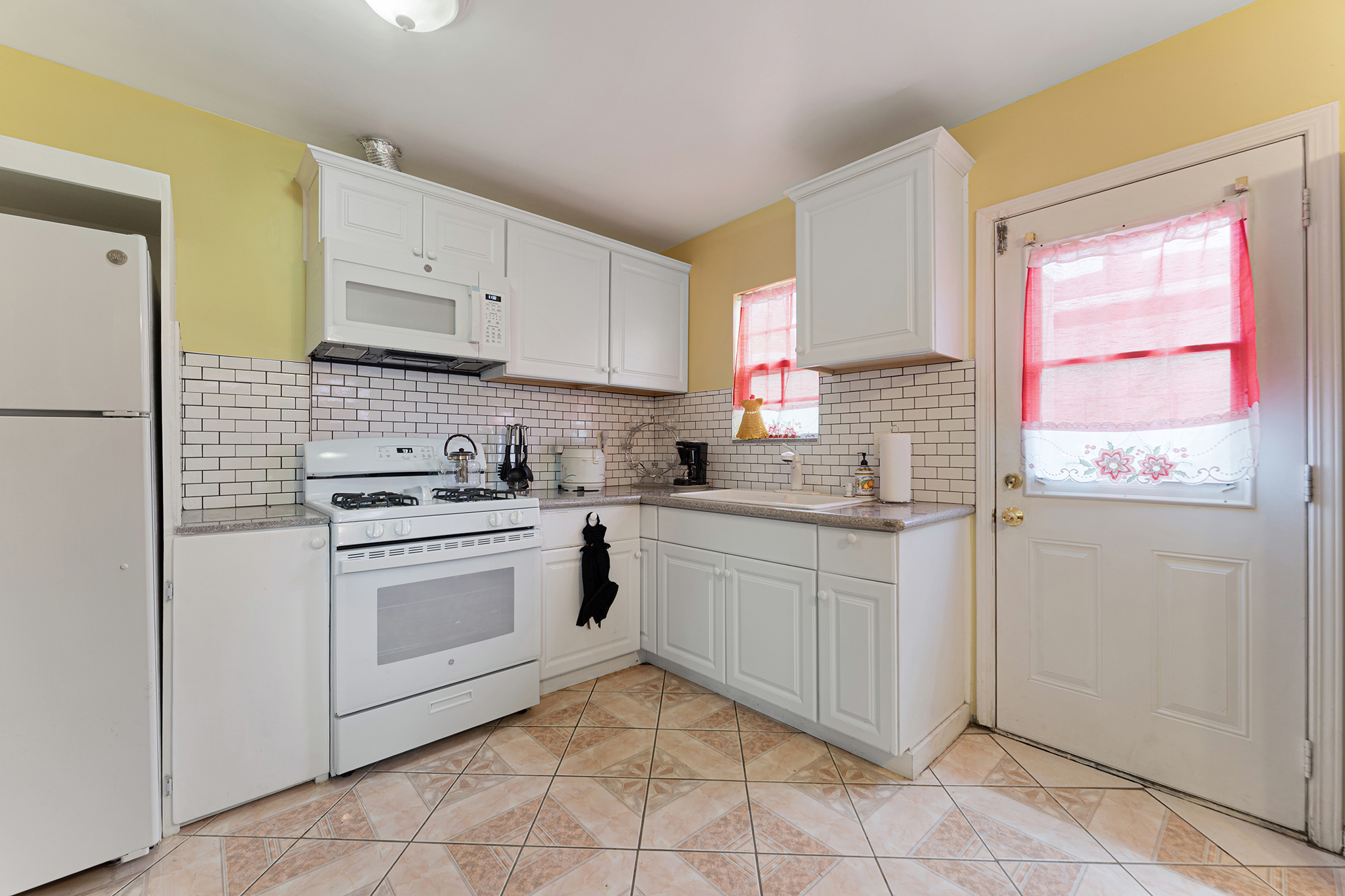 Fontana, California, 92335, United States, 2 Bedrooms Bedrooms, ,1 BathroomBathrooms,Residential,For Sale,1974316