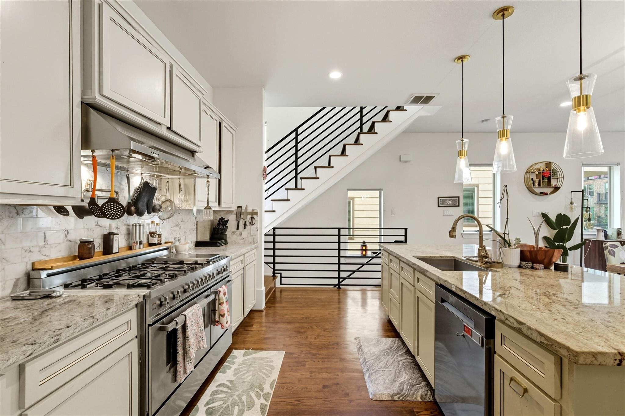 Houston, Texas, 77006, United States, 3 Bedrooms Bedrooms, ,4 BathroomsBathrooms,Residential,For Sale,1977830