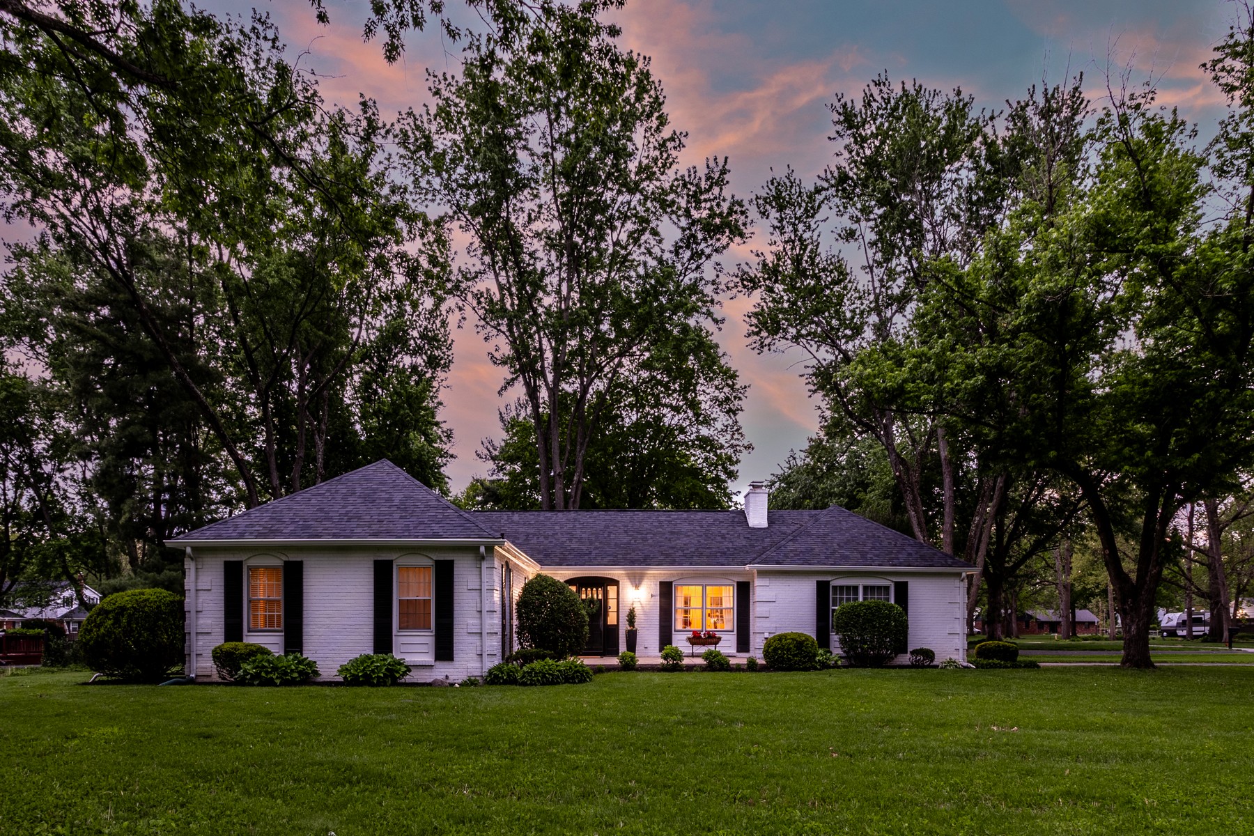  Beautiful and Quiet Home Set on Over Half an Acre - 物件實景