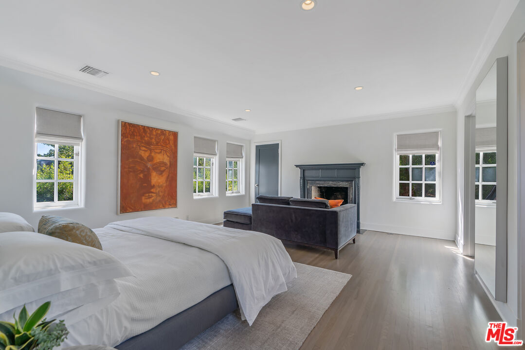 Los Angeles, California, 90020, United States, 5 Bedrooms Bedrooms, ,5 BathroomsBathrooms,Residential,For Sale,1939583
