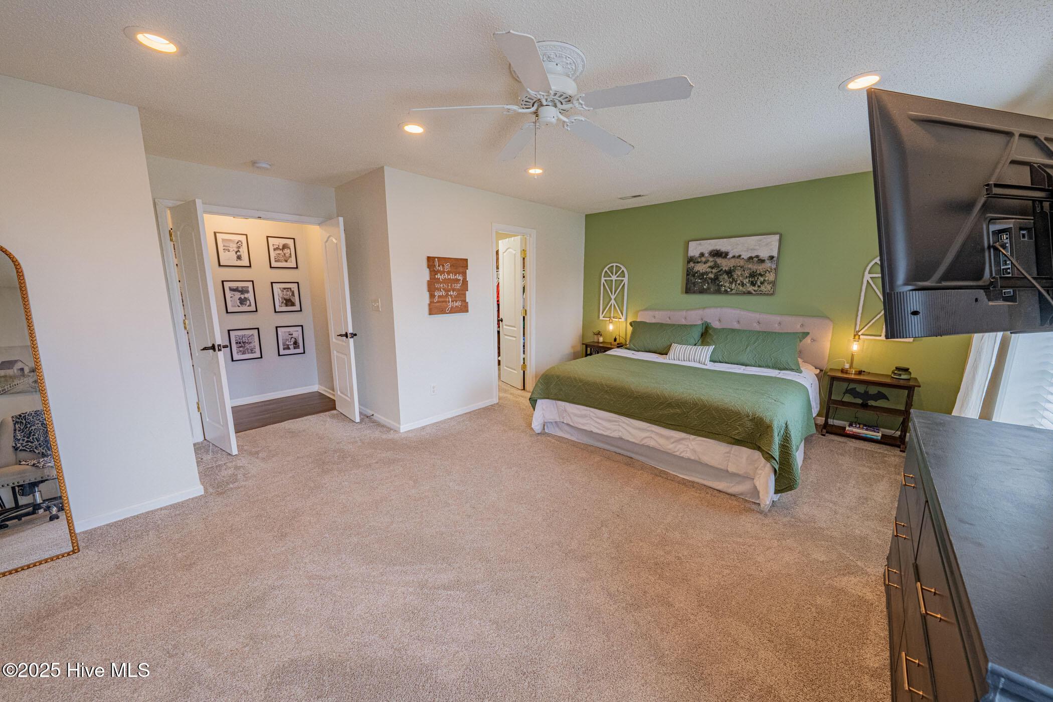 Moyock, North Carolina, 27958, United States, 6 Bedrooms Bedrooms, ,3 BathroomsBathrooms,Residential,For Sale,1997341