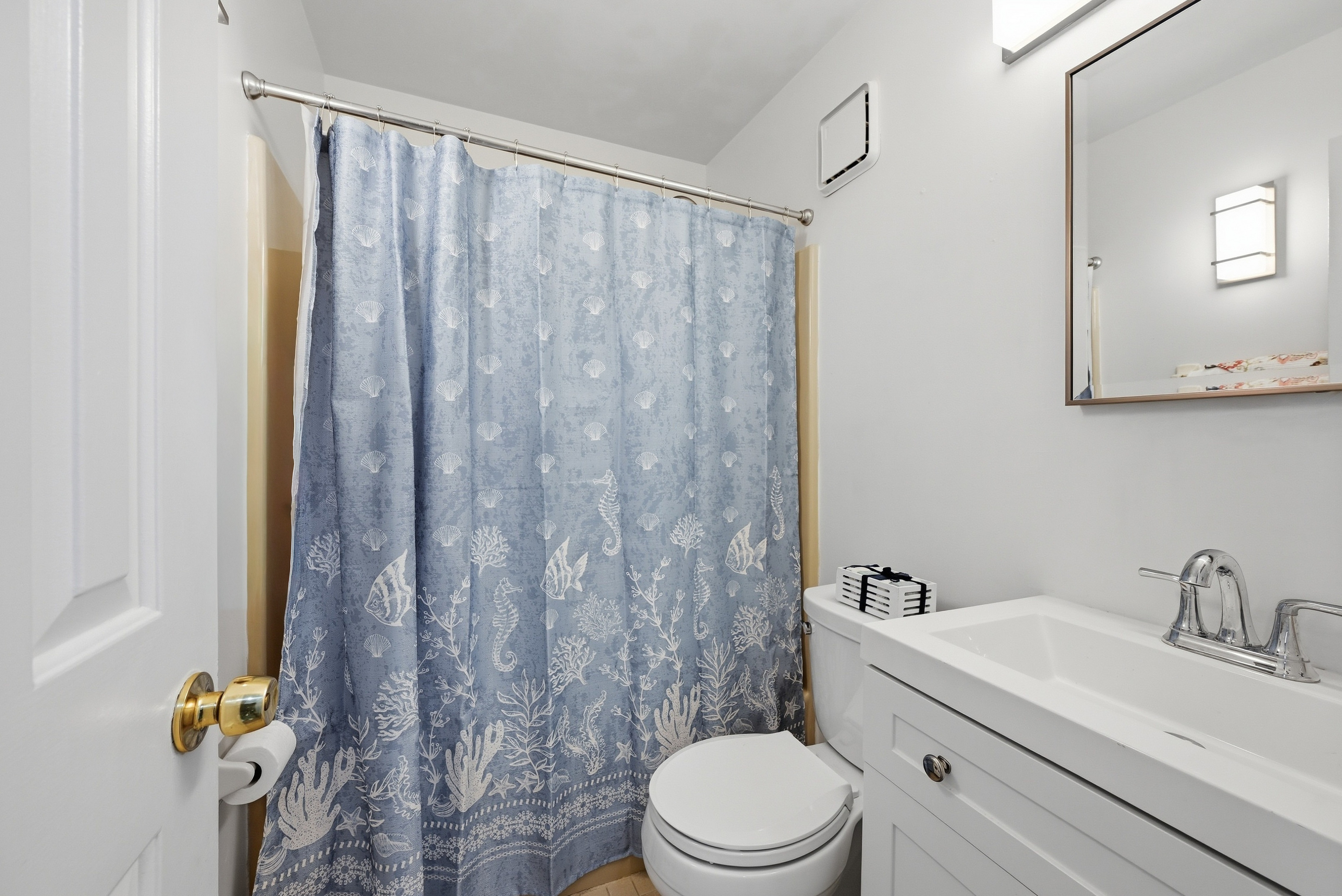  Immaculate Lower-Level End Unit - 物件實景