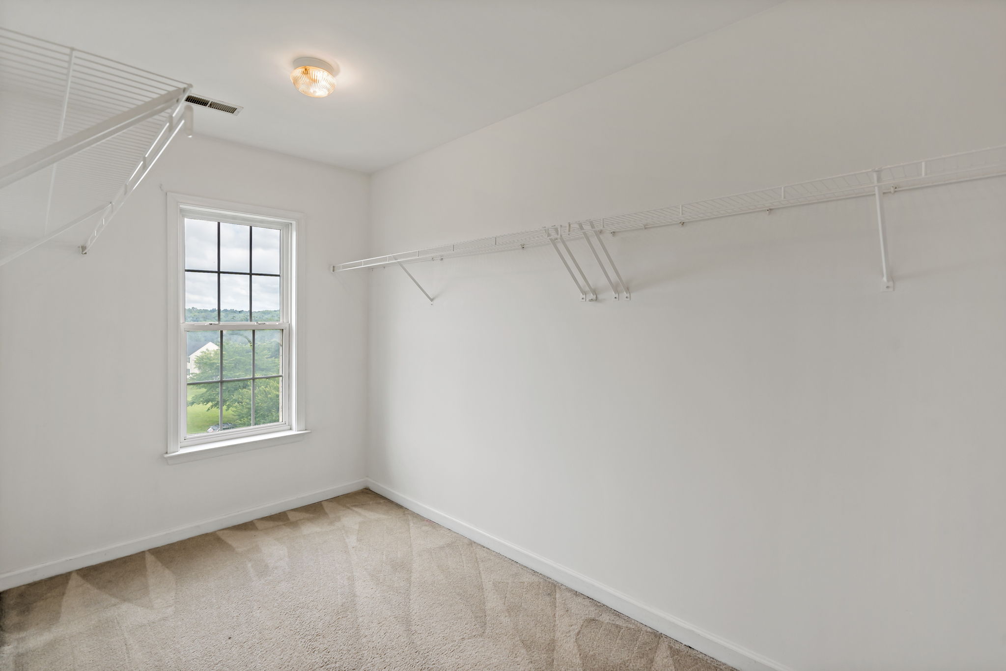 Martinsburg, West Virginia, 25403, United States, 4 Bedrooms Bedrooms, ,Residential,For Sale,1873550