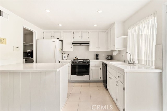 South Gate, California, 90280, United States, 4 Bedrooms Bedrooms, ,3 BathroomsBathrooms,Residential,For Sale,1937143