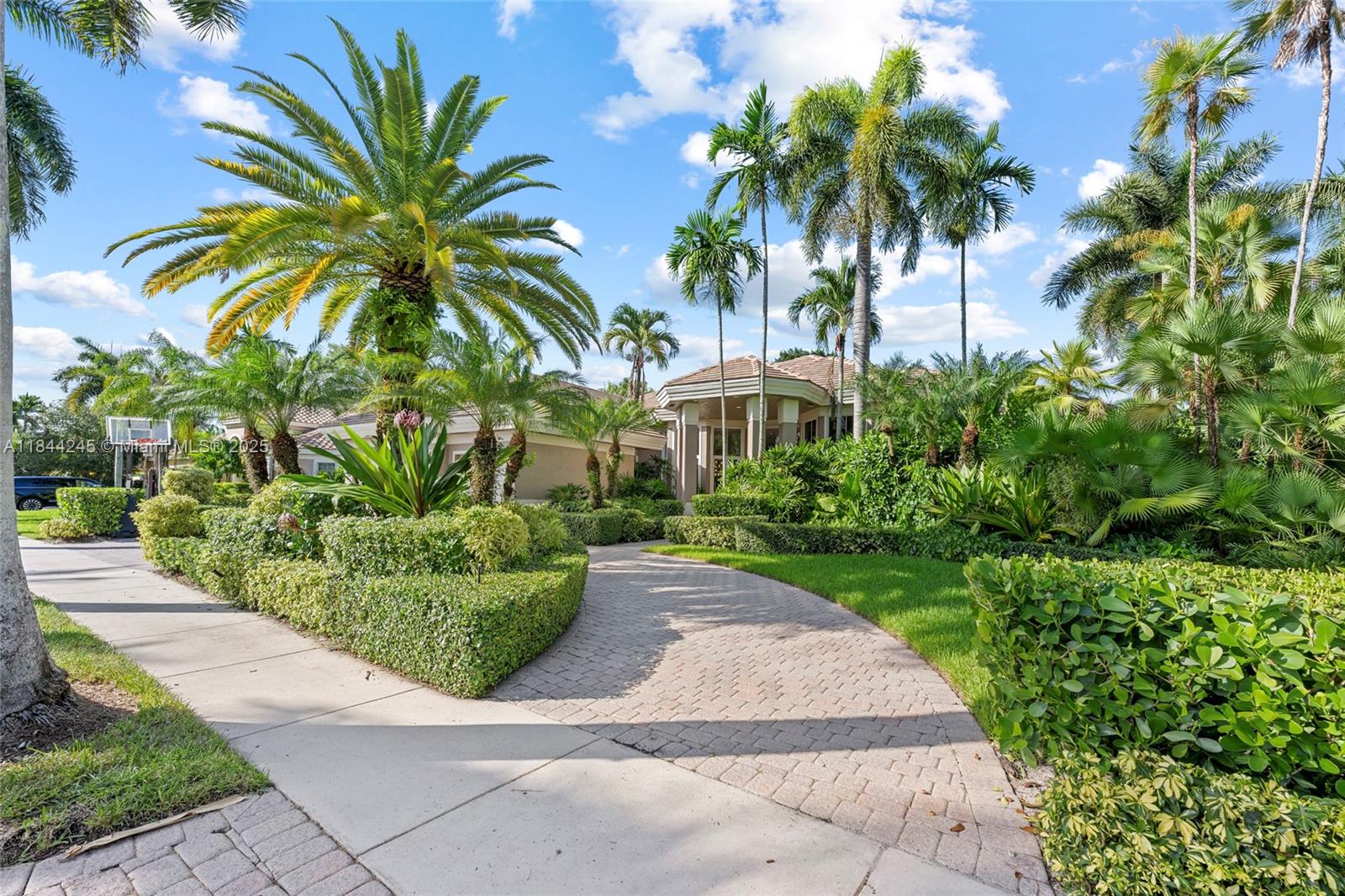 Weston, Florida, 33327, United States, 5 Bedrooms Bedrooms, ,4 BathroomsBathrooms,Residential,For Sale,1901974