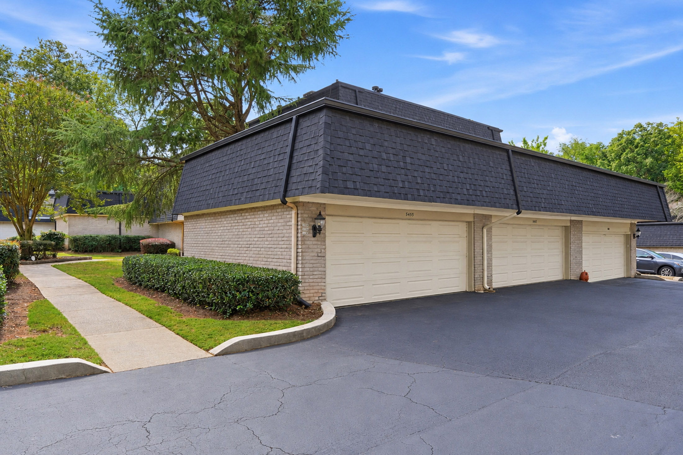  Tucked within The Cloisters in Sandy Springs - 物件實景