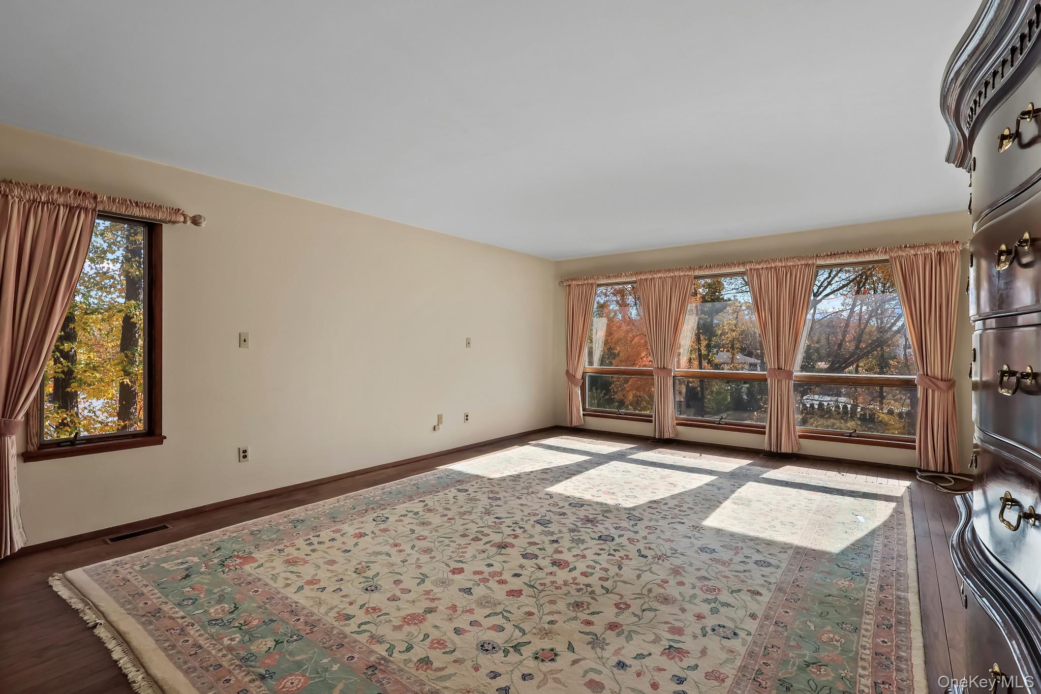 Harrison, New York, 10528, United States, 4 Bedrooms Bedrooms, ,5 BathroomsBathrooms,Residential,For Sale,1989402