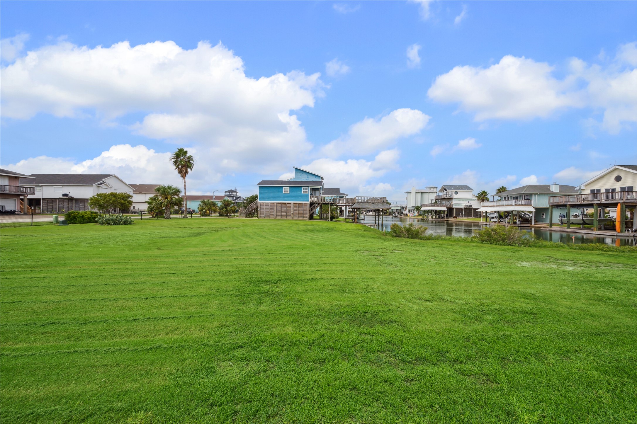  1302 & 1306 Maui Drive - 物件實景