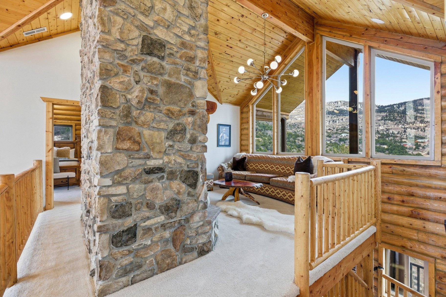  Renovated Log Cabin in Cedar Highlands with Wraparound Deck & Mountain Views - 物件實景