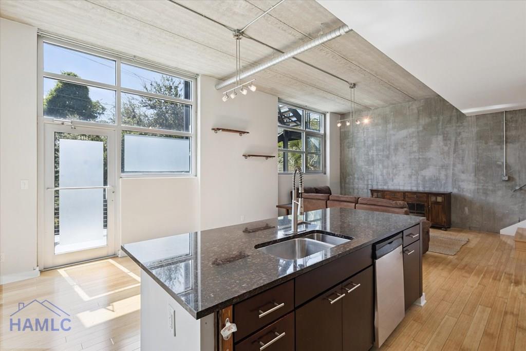 Savannah, Georgia, 31401, United States, 2 Bedrooms Bedrooms, ,3 BathroomsBathrooms,Residential,For Sale,1957679